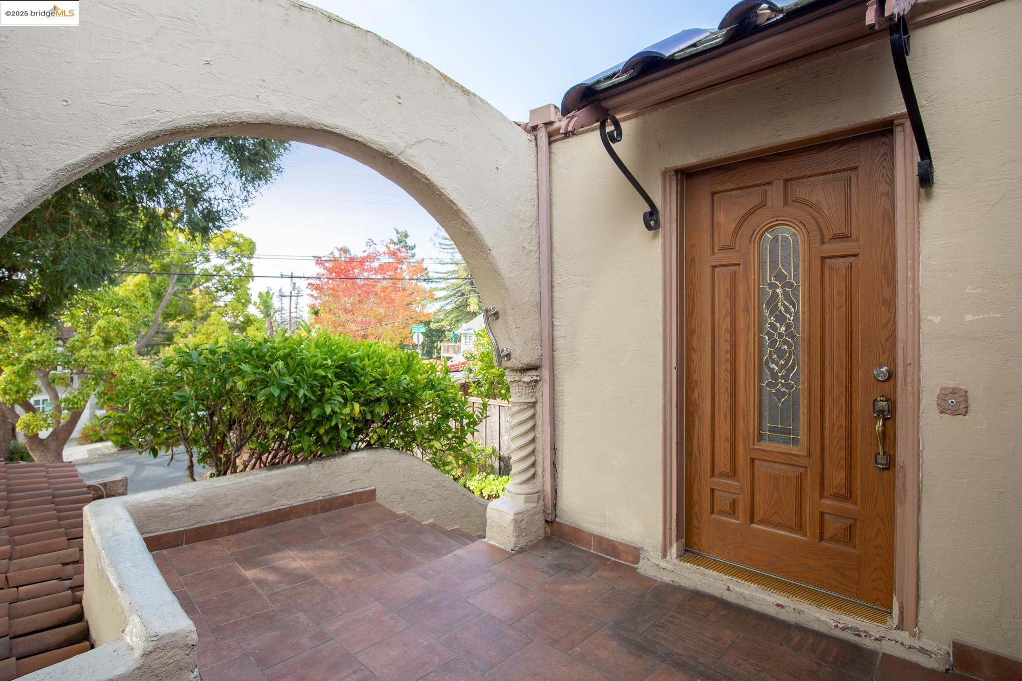 Detail Gallery Image 3 of 47 For 3710 Wisconsin St, Oakland,  CA 94619 - 2 Beds | 2 Baths