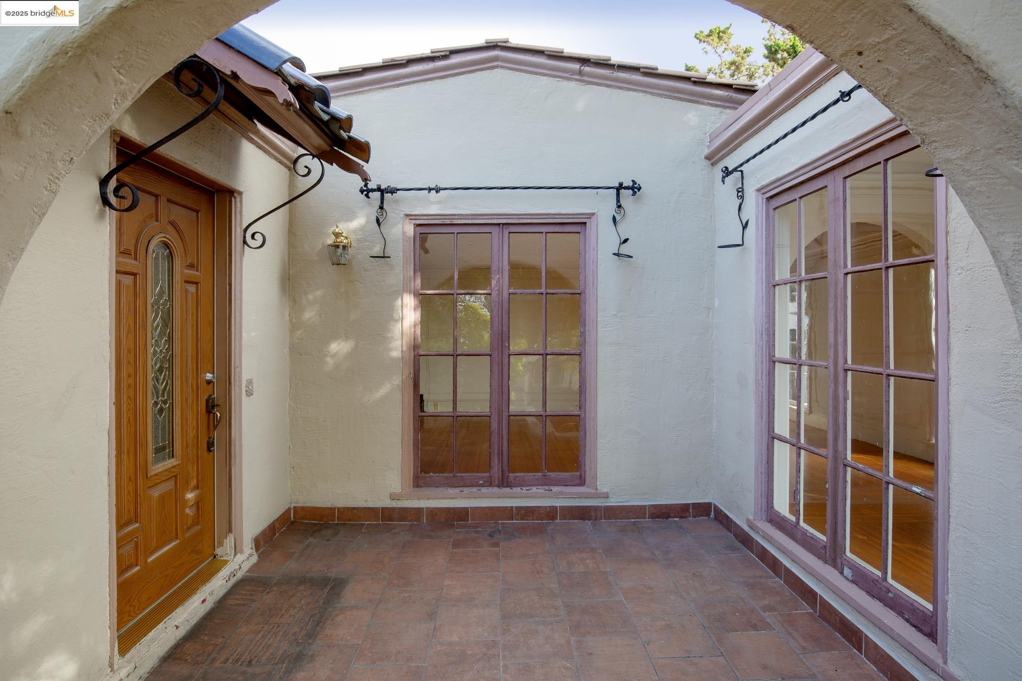 Detail Gallery Image 4 of 47 For 3710 Wisconsin St, Oakland,  CA 94619 - 2 Beds | 2 Baths