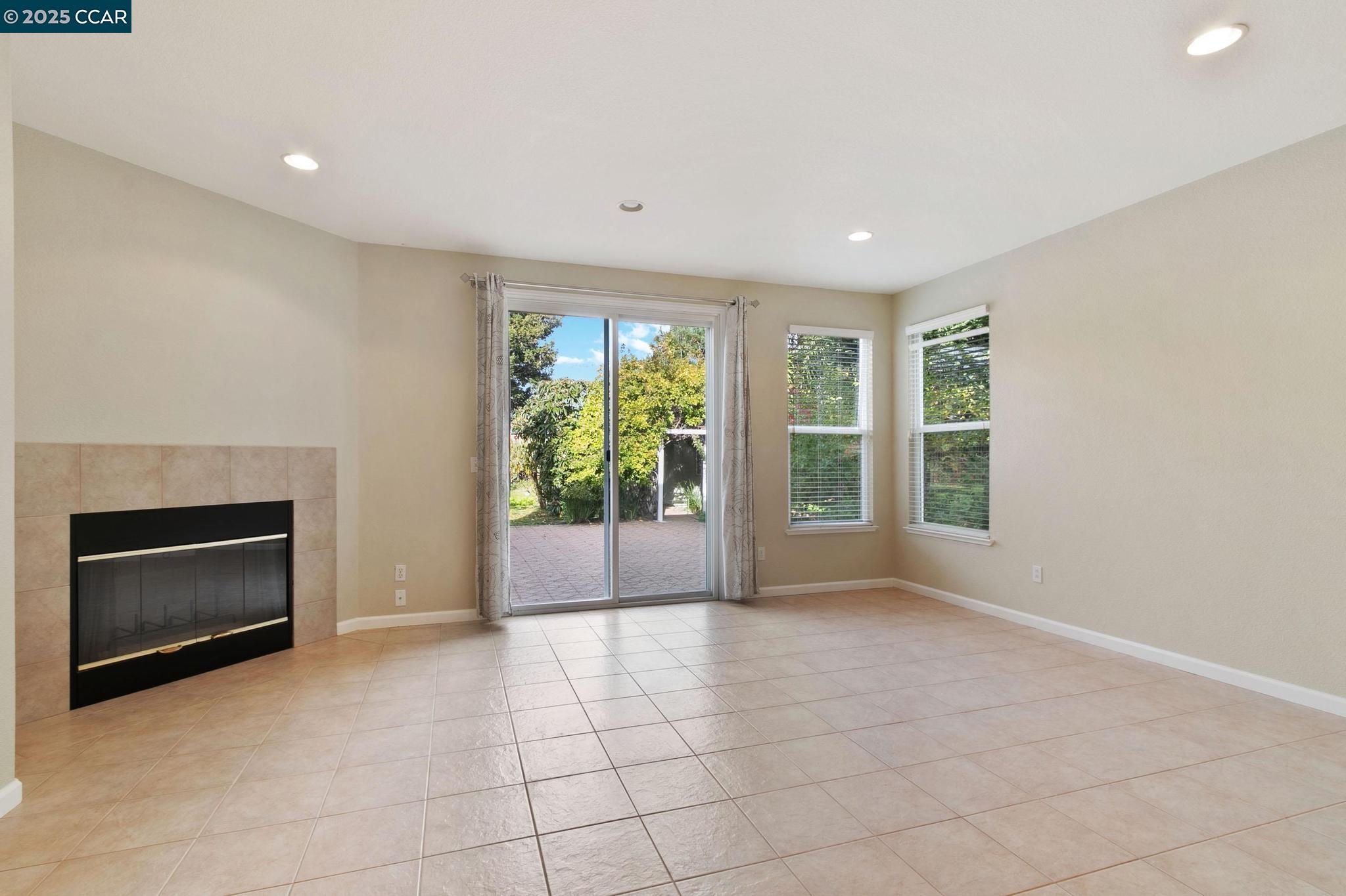 Detail Gallery Image 11 of 42 For 732 Antiquity Dr, Fairfield,  CA 94534 - 5 Beds | 3/1 Baths