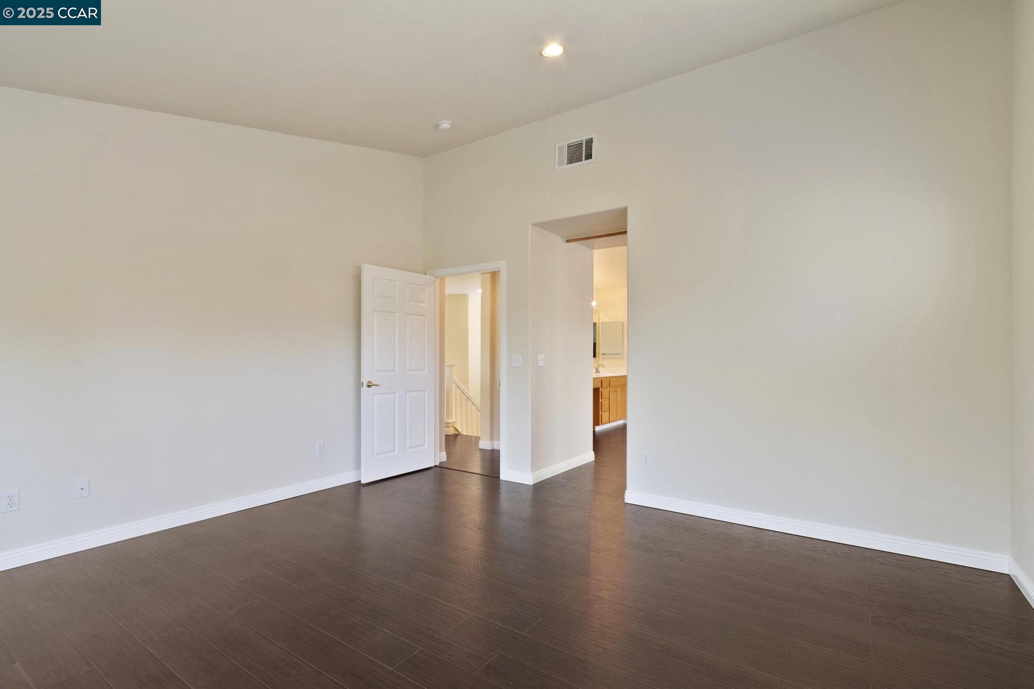 Detail Gallery Image 13 of 42 For 732 Antiquity Dr, Fairfield,  CA 94534 - 5 Beds | 3/1 Baths