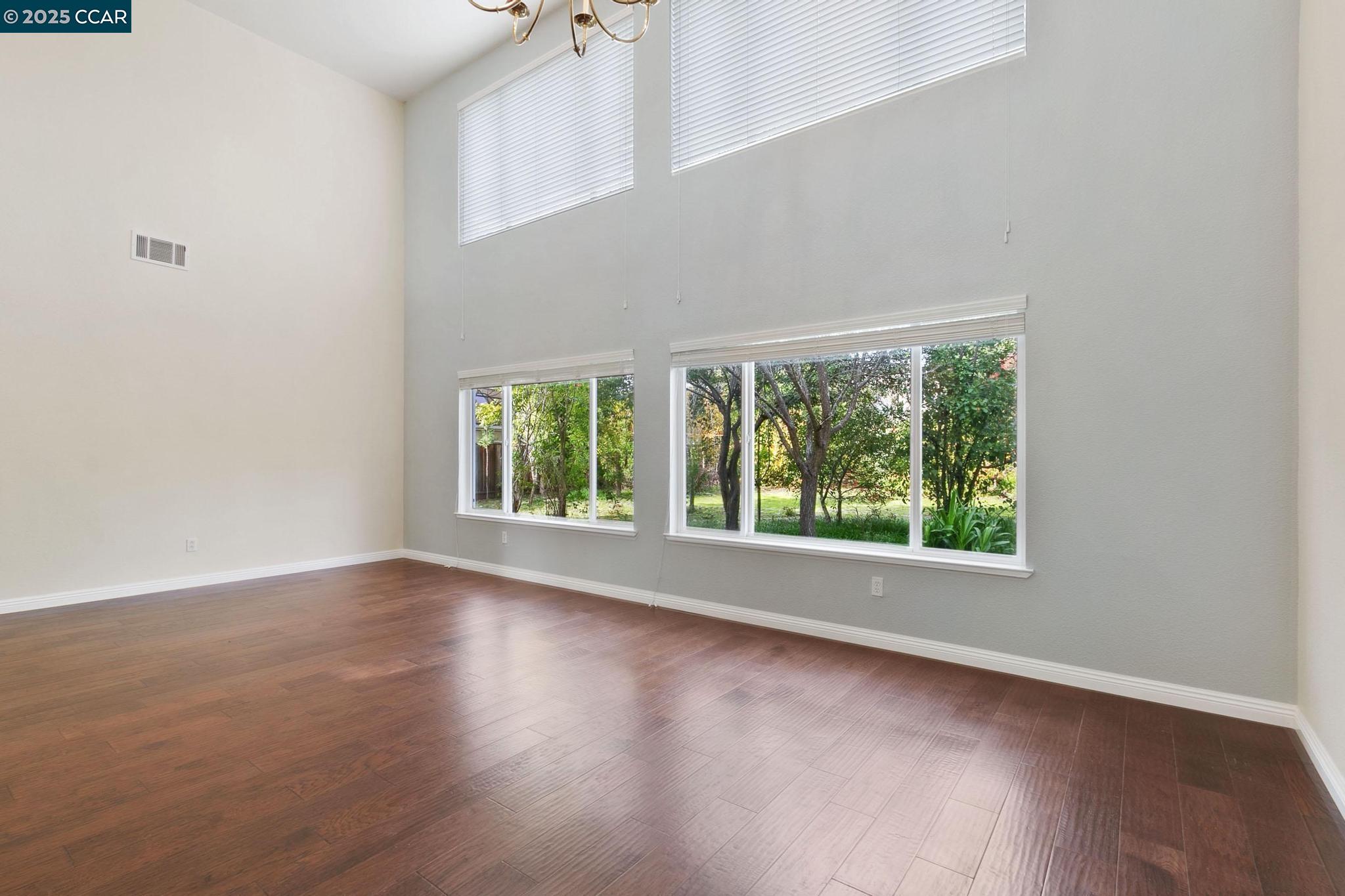 Detail Gallery Image 5 of 42 For 732 Antiquity Dr, Fairfield,  CA 94534 - 5 Beds | 3/1 Baths