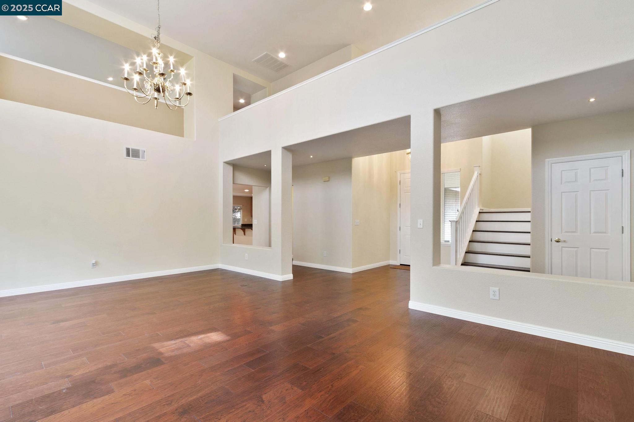 Detail Gallery Image 6 of 42 For 732 Antiquity Dr, Fairfield,  CA 94534 - 5 Beds | 3/1 Baths