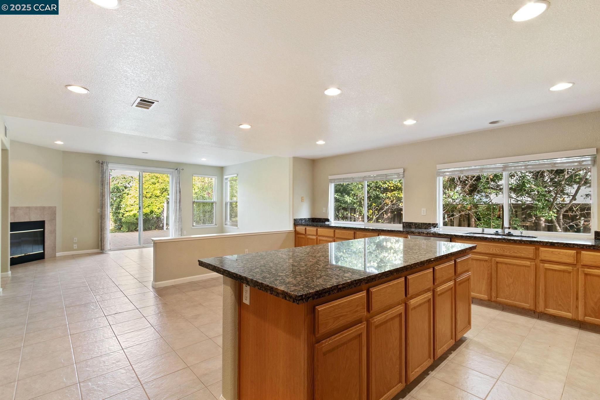 Detail Gallery Image 9 of 42 For 732 Antiquity Dr, Fairfield,  CA 94534 - 5 Beds | 3/1 Baths