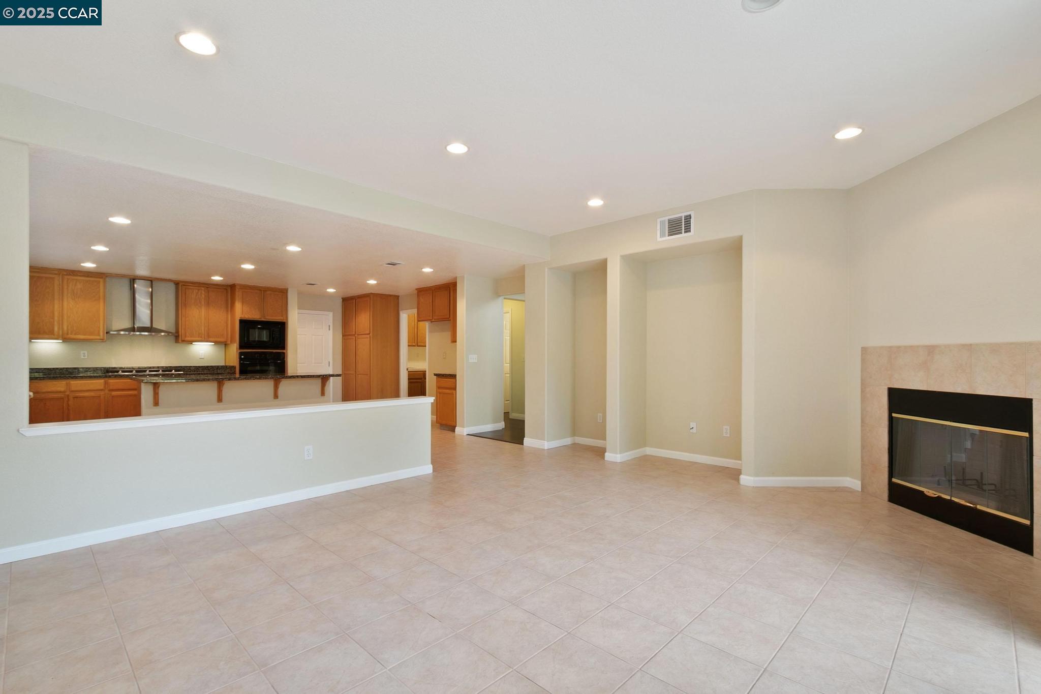 Detail Gallery Image 10 of 42 For 732 Antiquity Dr, Fairfield,  CA 94534 - 5 Beds | 3/1 Baths