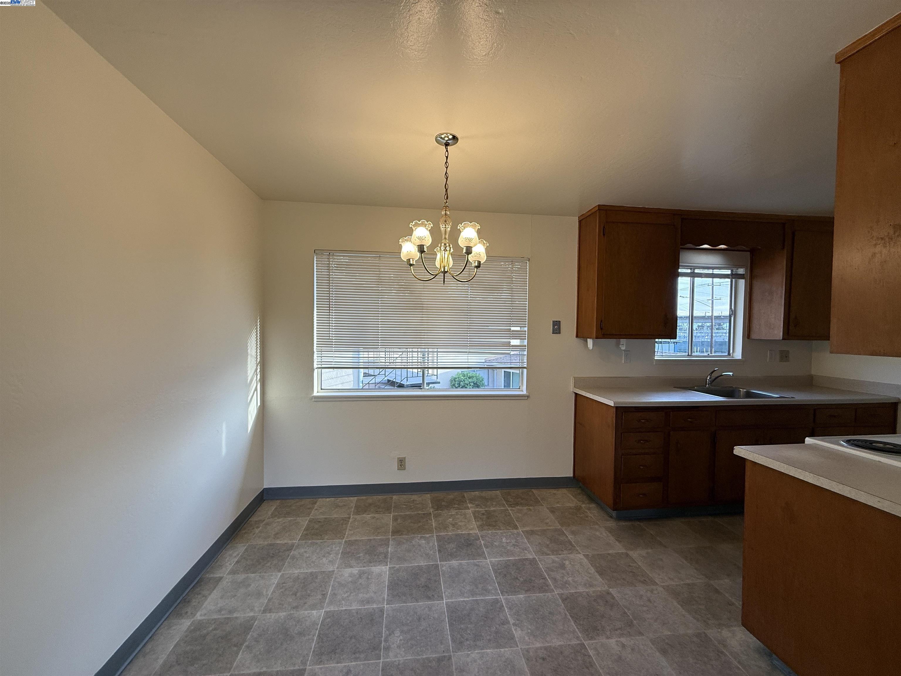 Detail Gallery Image 3 of 11 For 821 Coburn Ct #C,  San Leandro,  CA 94578 - 2 Beds | 1 Baths