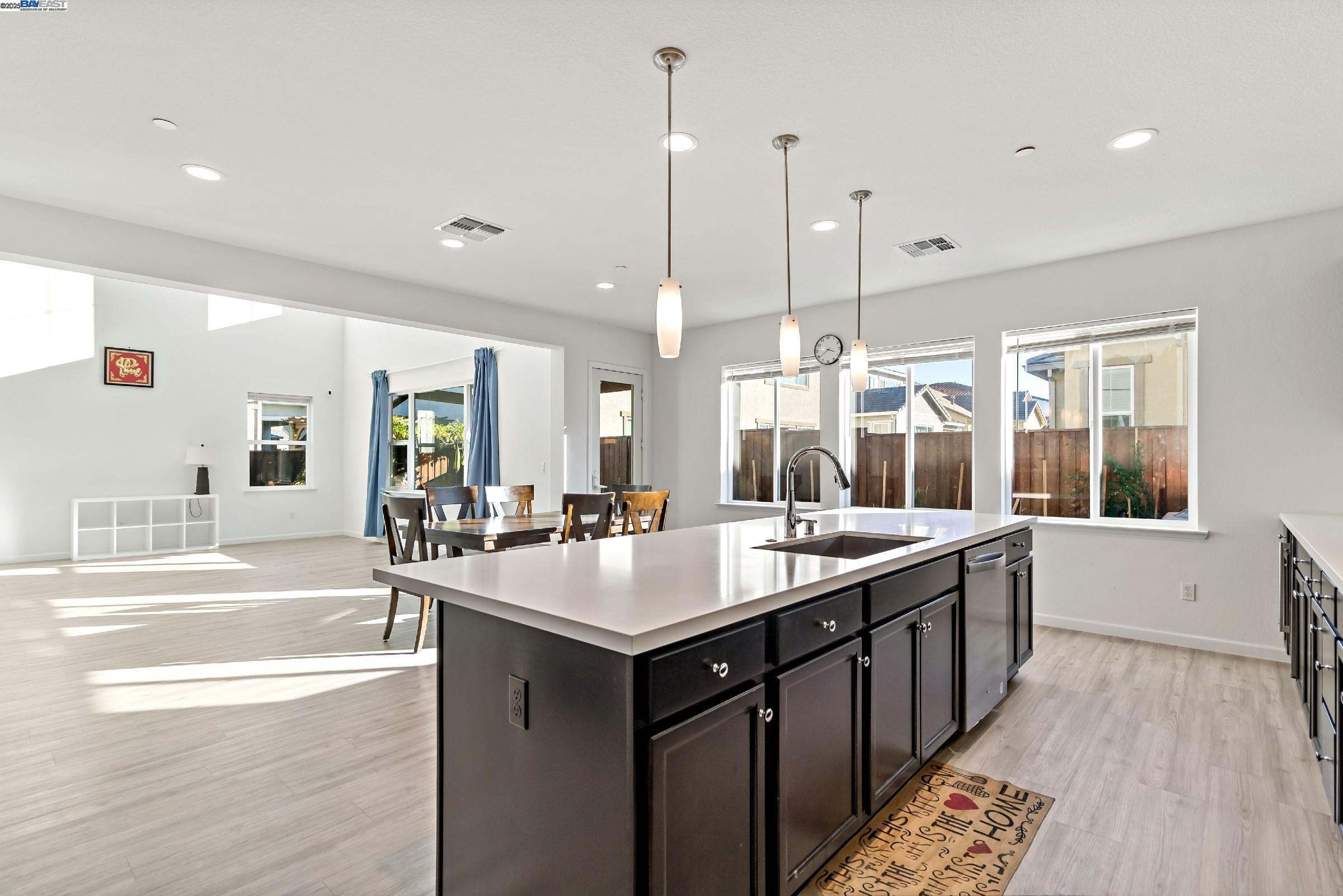 Detail Gallery Image 15 of 59 For 717 Delaney, Oakley,  CA 94561 - 5 Beds | 3/1 Baths