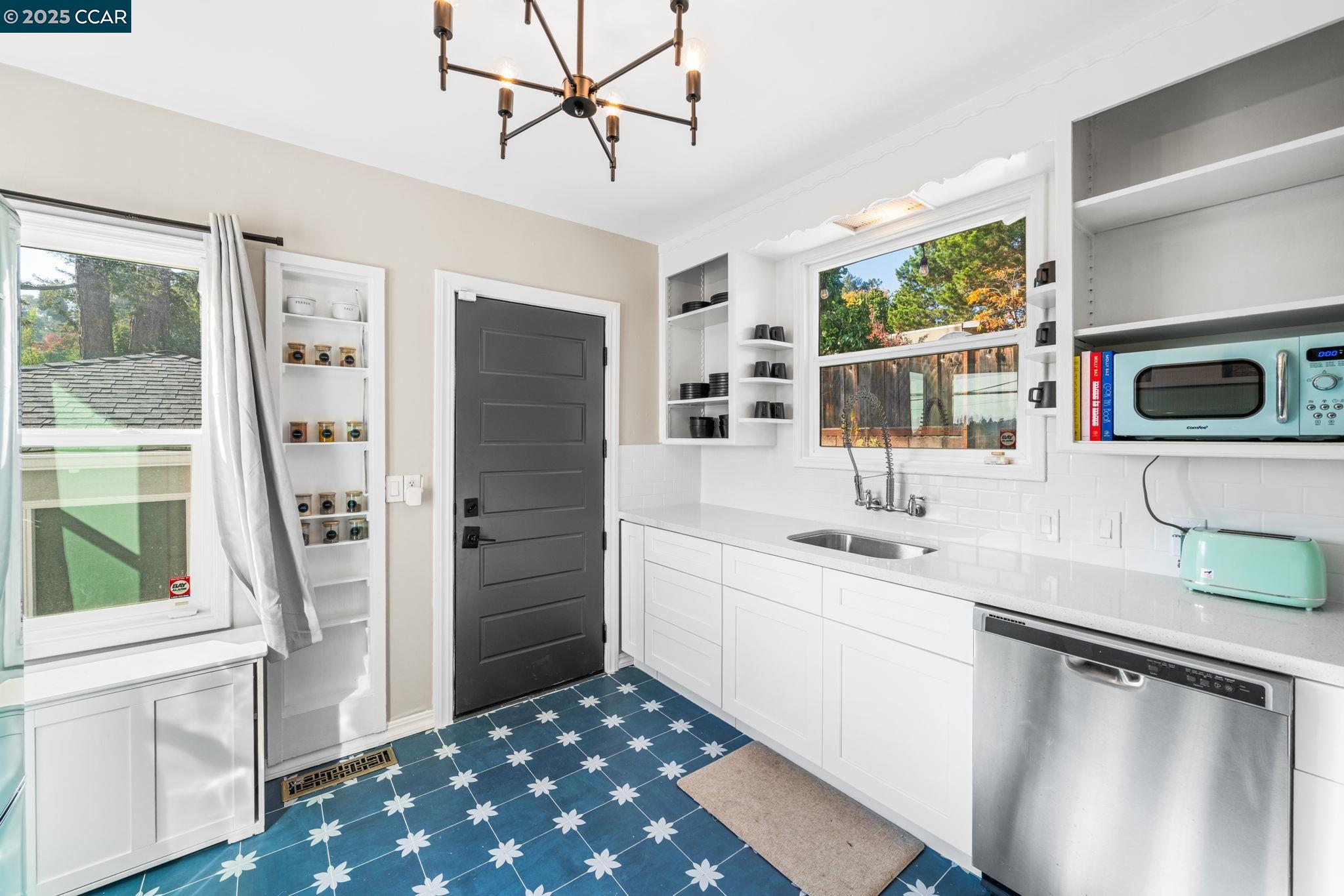 Detail Gallery Image 11 of 35 For 3649 Shone Ave, Oakland,  CA 94605 - 2 Beds | 2 Baths