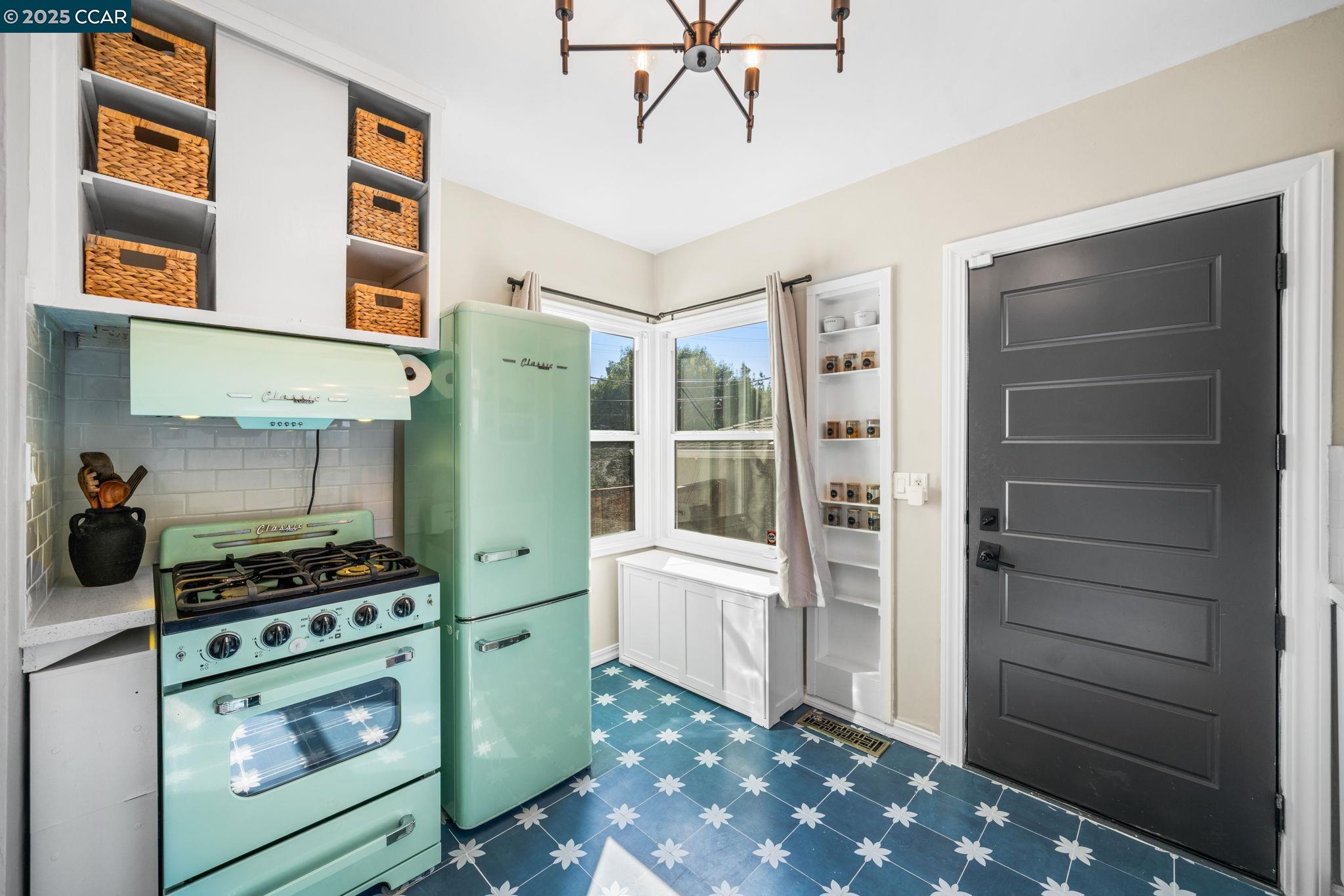 Detail Gallery Image 13 of 35 For 3649 Shone Ave, Oakland,  CA 94605 - 2 Beds | 2 Baths