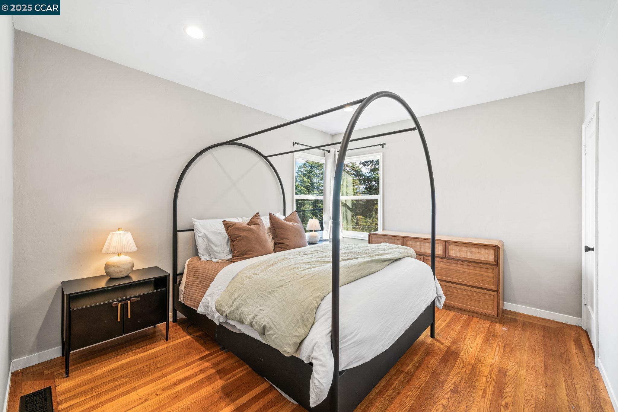 Detail Gallery Image 15 of 35 For 3649 Shone Ave, Oakland,  CA 94605 - 2 Beds | 2 Baths