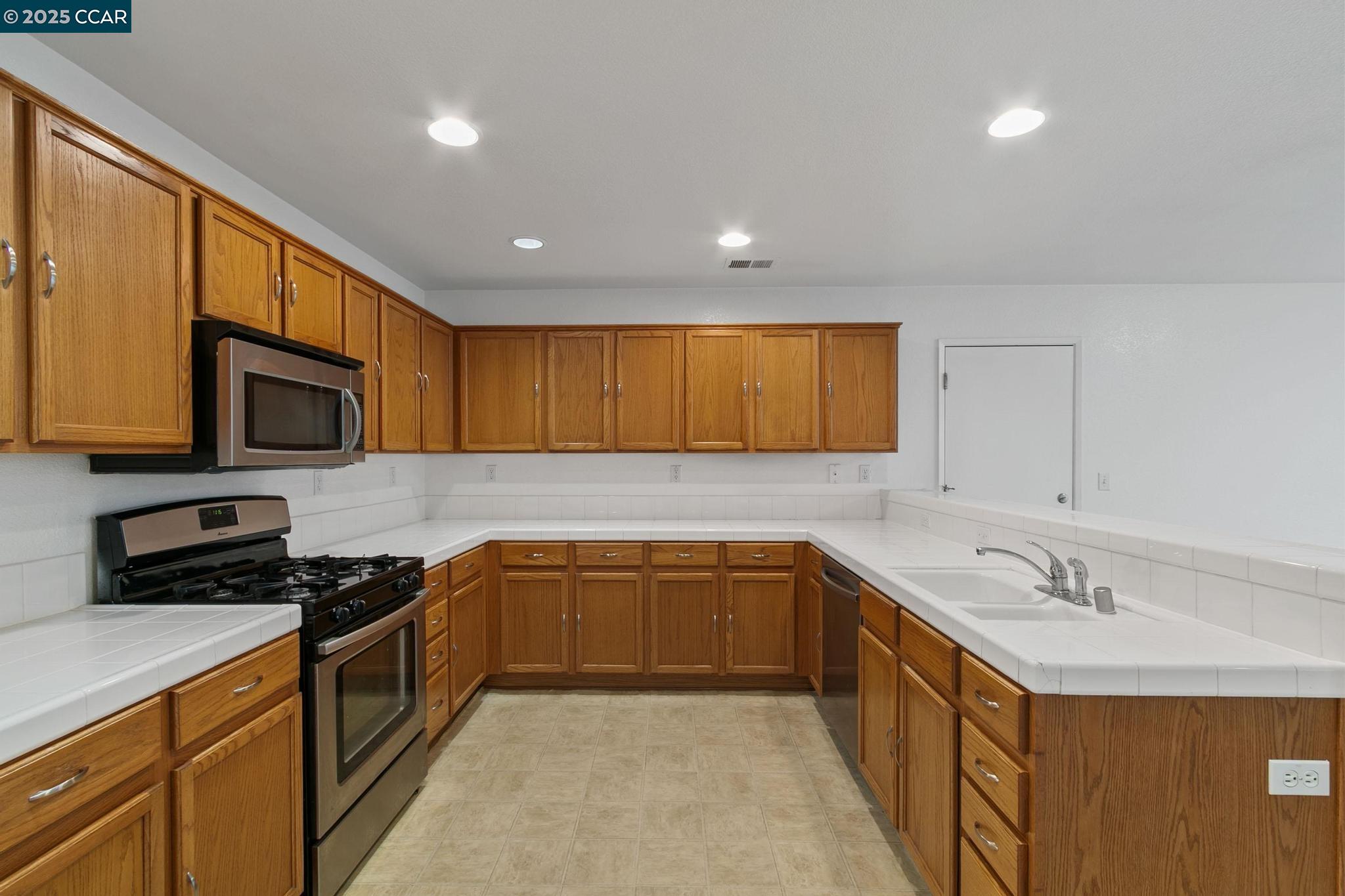 Detail Gallery Image 7 of 30 For 3200 Puffin Cir, Fairfield,  CA 94533 - 4 Beds | 2/1 Baths