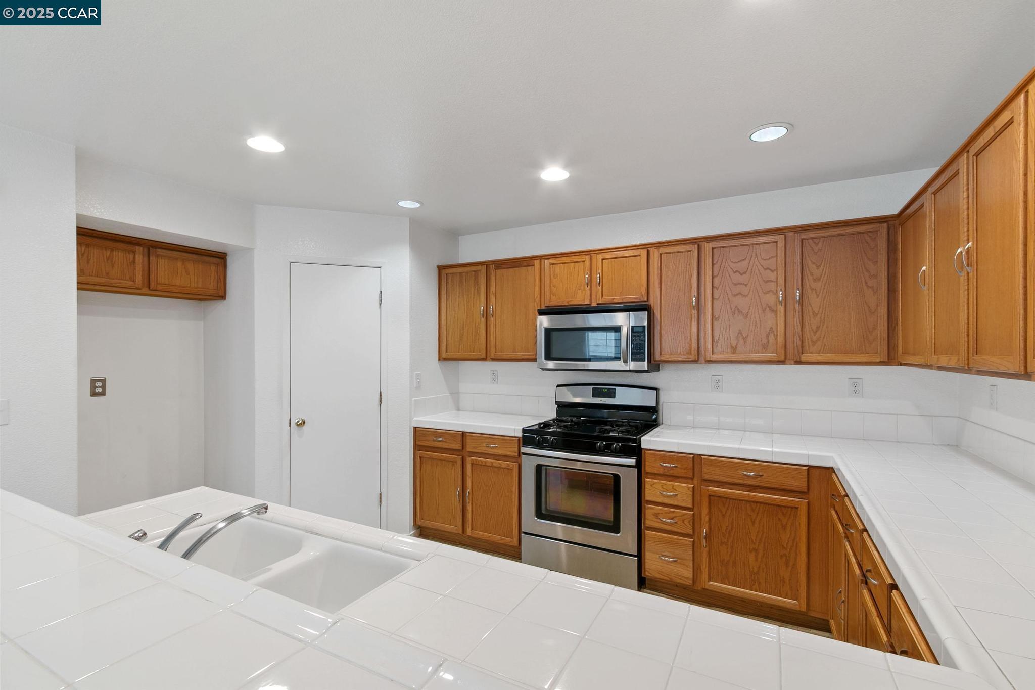 Detail Gallery Image 8 of 30 For 3200 Puffin Cir, Fairfield,  CA 94533 - 4 Beds | 2/1 Baths