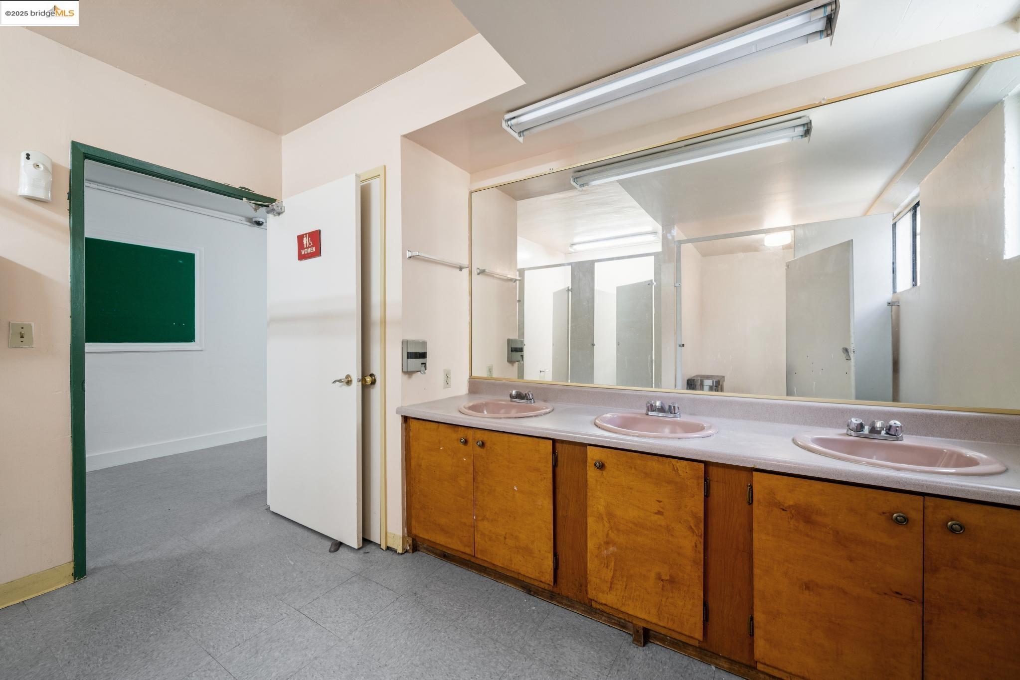 Detail Gallery Image 27 of 60 For 2505 Telegraph Ave, Oakland,  CA 94612 - – Beds | – Baths