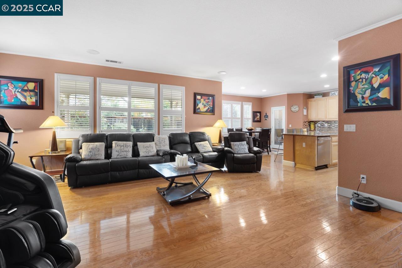 Detail Gallery Image 21 of 60 For 995 Rosehedge Ct, Concord,  CA 94521 - 5 Beds | 3/1 Baths