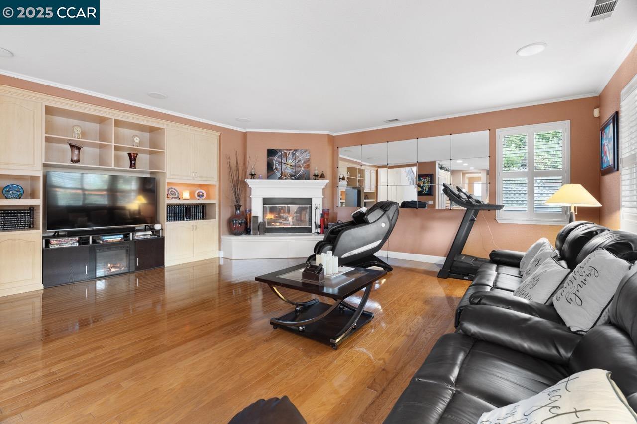 Detail Gallery Image 24 of 60 For 995 Rosehedge Ct, Concord,  CA 94521 - 5 Beds | 3/1 Baths