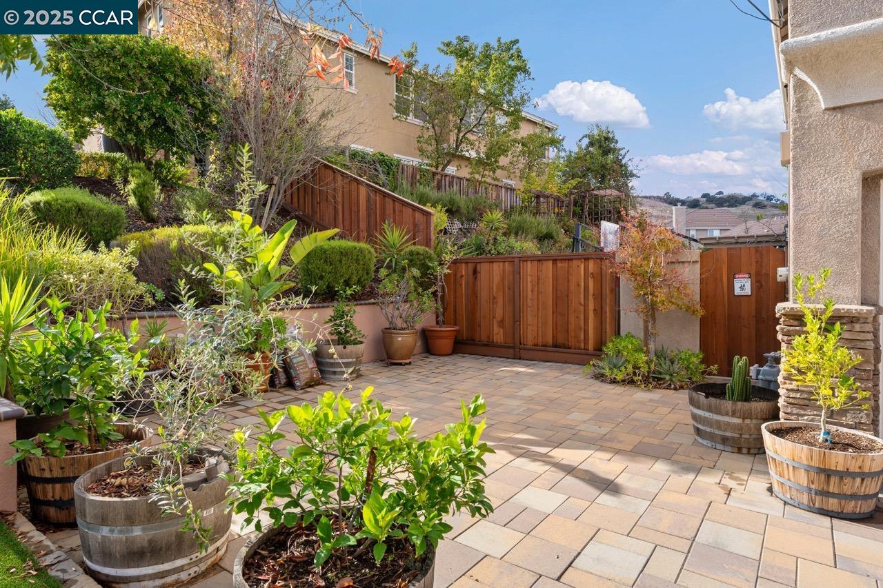 Detail Gallery Image 5 of 60 For 995 Rosehedge Ct, Concord,  CA 94521 - 5 Beds | 3/1 Baths