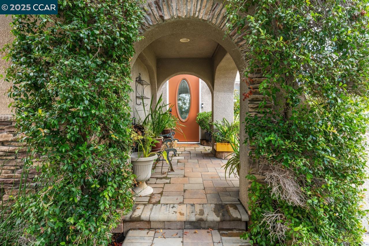 Detail Gallery Image 6 of 60 For 995 Rosehedge Ct, Concord,  CA 94521 - 5 Beds | 3/1 Baths