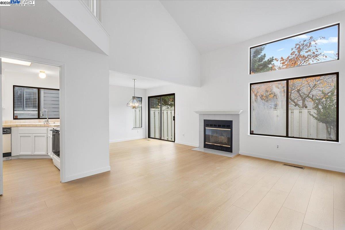 Detail Gallery Image 4 of 21 For 303 Delmonte Way, Pinole,  CA 94564 - 3 Beds | 2/1 Baths