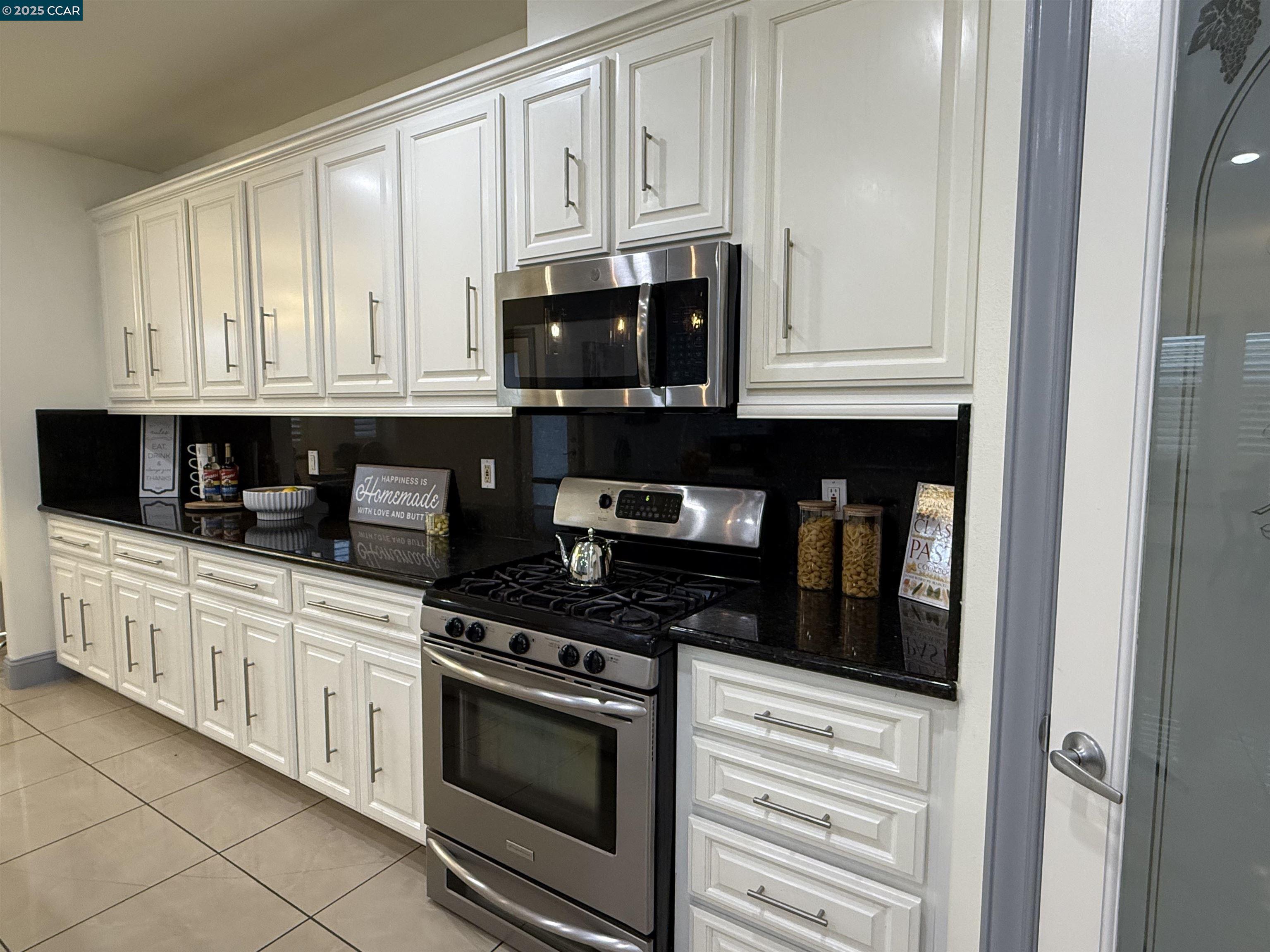 Detail Gallery Image 13 of 55 For 719 Sarah Therese Way, Modesto,  CA 95351 - 4 Beds | 4 Baths