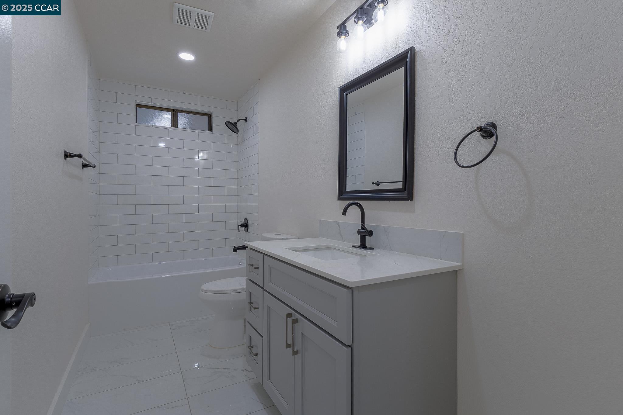 Detail Gallery Image 15 of 29 For 19896 Bear Valley Rd, Hidden Valley Lake,  CA 95467 - 3 Beds | 2 Baths