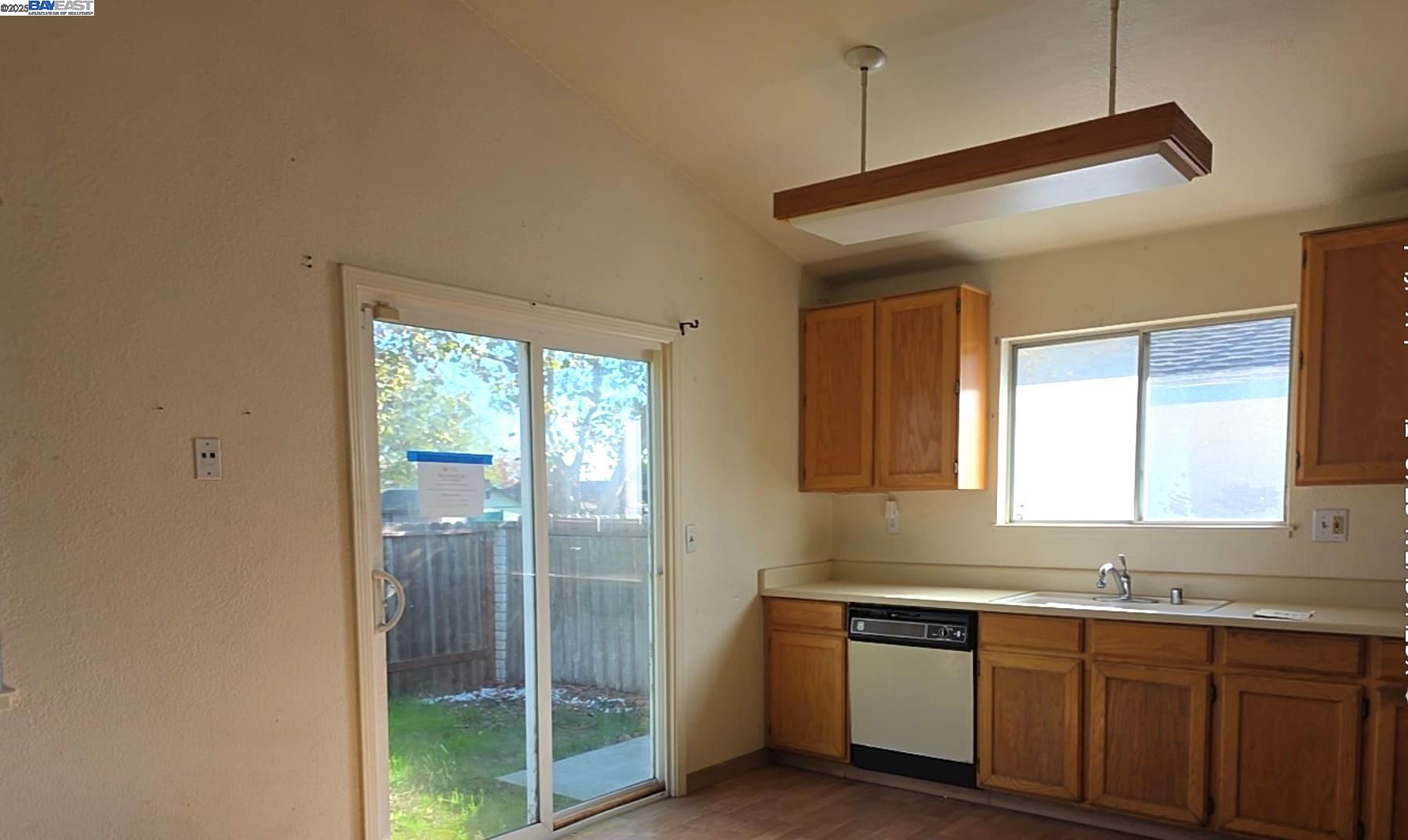 Detail Gallery Image 4 of 6 For 1045 Camellia Ct, Suisun City,  CA 94585 - 3 Beds | 2 Baths