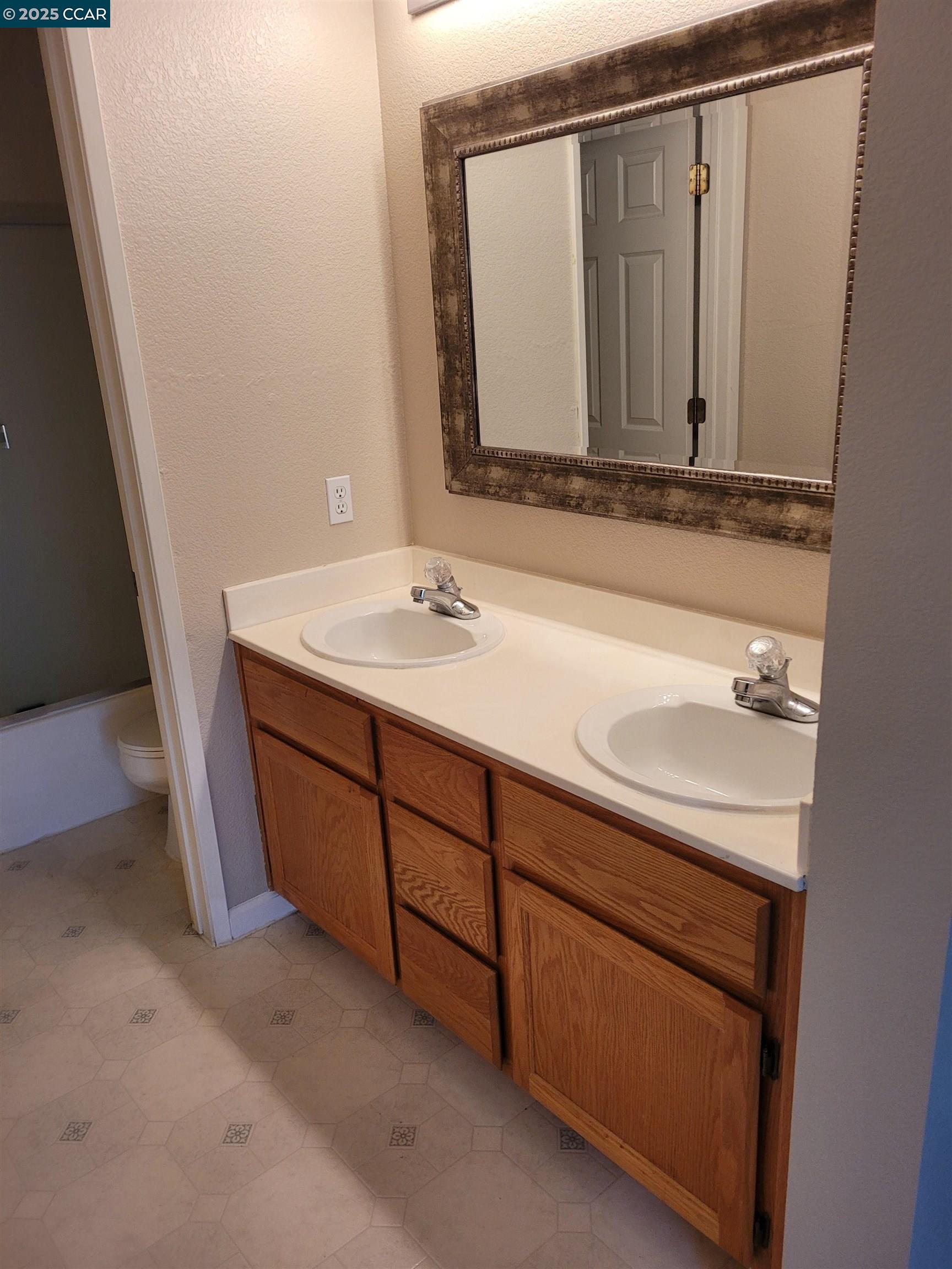 Detail Gallery Image 12 of 19 For 4764 Central Pkwy, Dublin,  CA 94568 - 3 Beds | 2/1 Baths