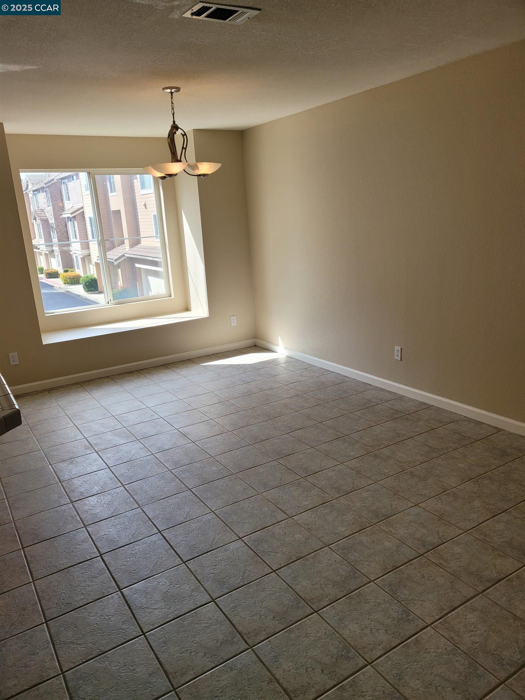 Detail Gallery Image 5 of 19 For 4764 Central Pkwy, Dublin,  CA 94568 - 3 Beds | 2/1 Baths