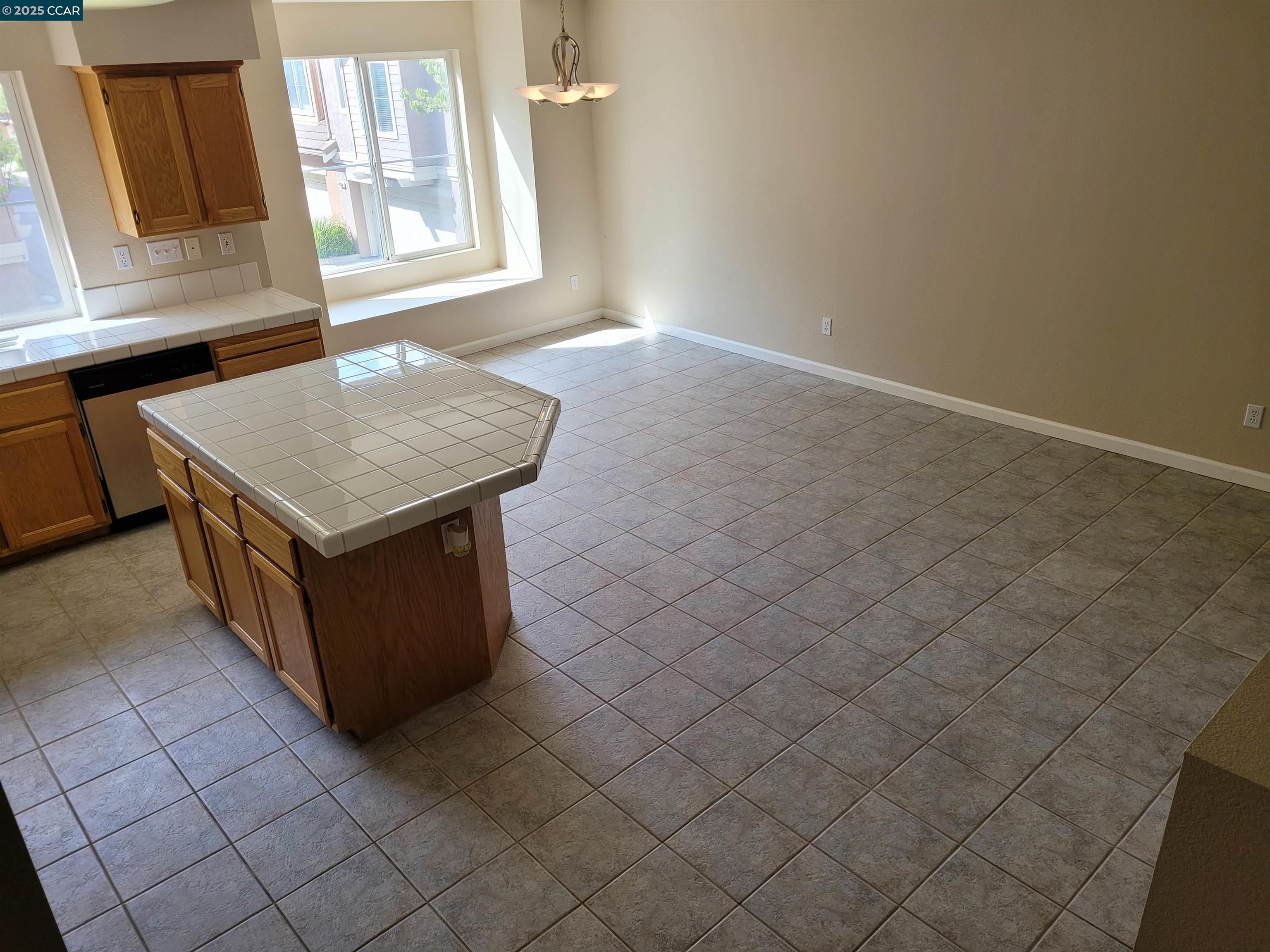 Detail Gallery Image 10 of 19 For 4764 Central Pkwy, Dublin,  CA 94568 - 3 Beds | 2/1 Baths