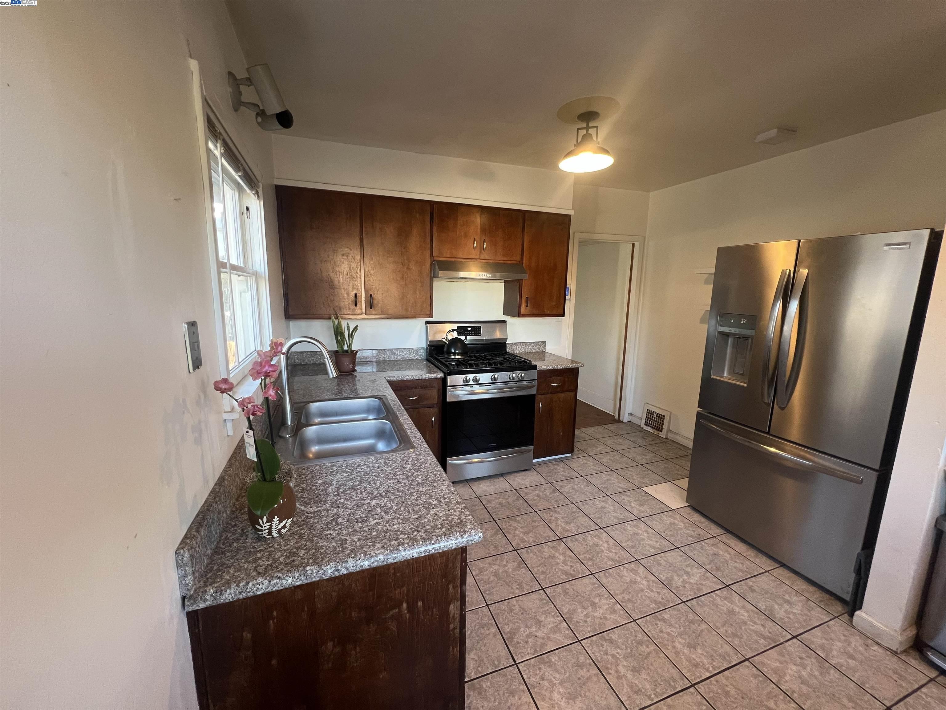 Detail Gallery Image 32 of 33 For Lyon Ave, Oakland,  CA 94601 - 2 Beds | 1 Baths