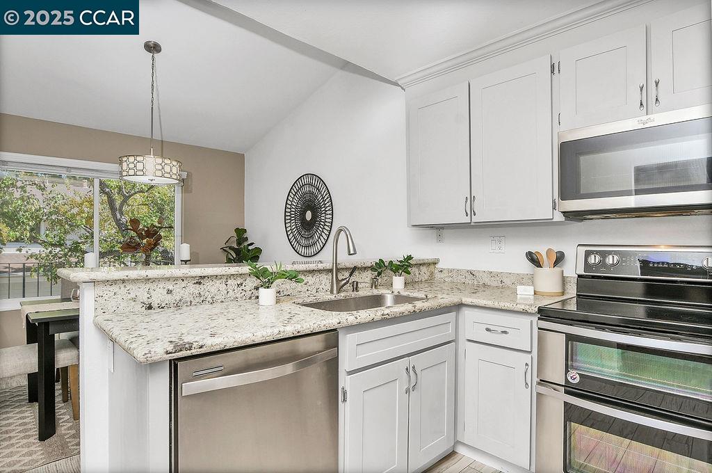 Detail Gallery Image 14 of 33 For 2414 Heatherleaf Ln, Martinez,  CA 94553 - 3 Beds | 2 Baths