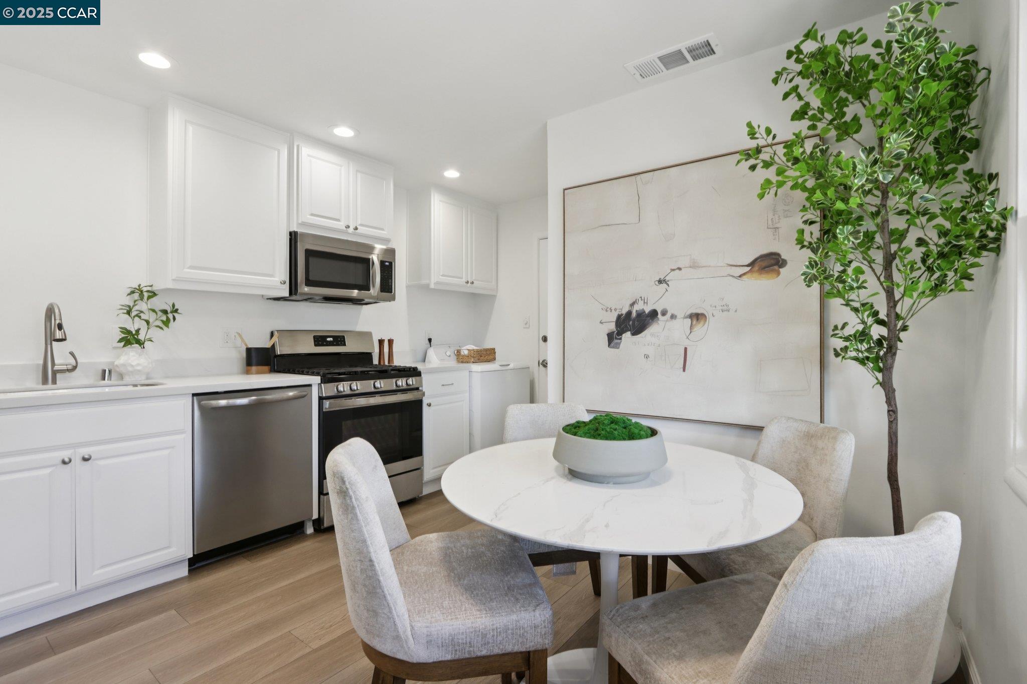 Detail Gallery Image 11 of 31 For 1467 Cape Cod Way, Concord,  CA 94521 - 4 Beds | 2 Baths