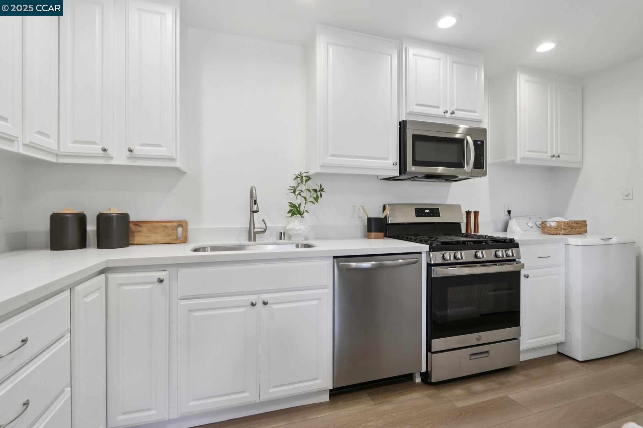 Detail Gallery Image 13 of 31 For 1467 Cape Cod Way, Concord,  CA 94521 - 4 Beds | 2 Baths