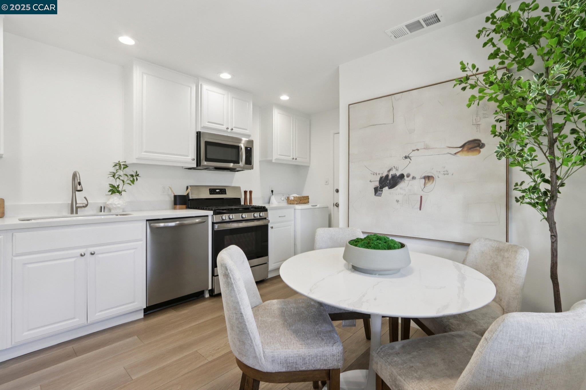 Detail Gallery Image 10 of 31 For 1467 Cape Cod Way, Concord,  CA 94521 - 4 Beds | 2 Baths