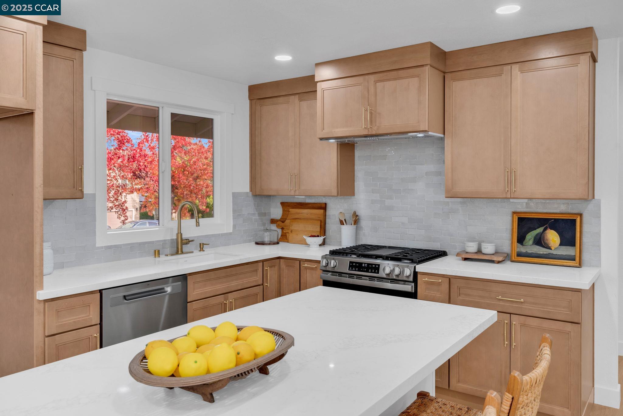 Detail Gallery Image 3 of 21 For 421 Roanoke Dr, Martinez,  CA 94553 - 3 Beds | 2 Baths