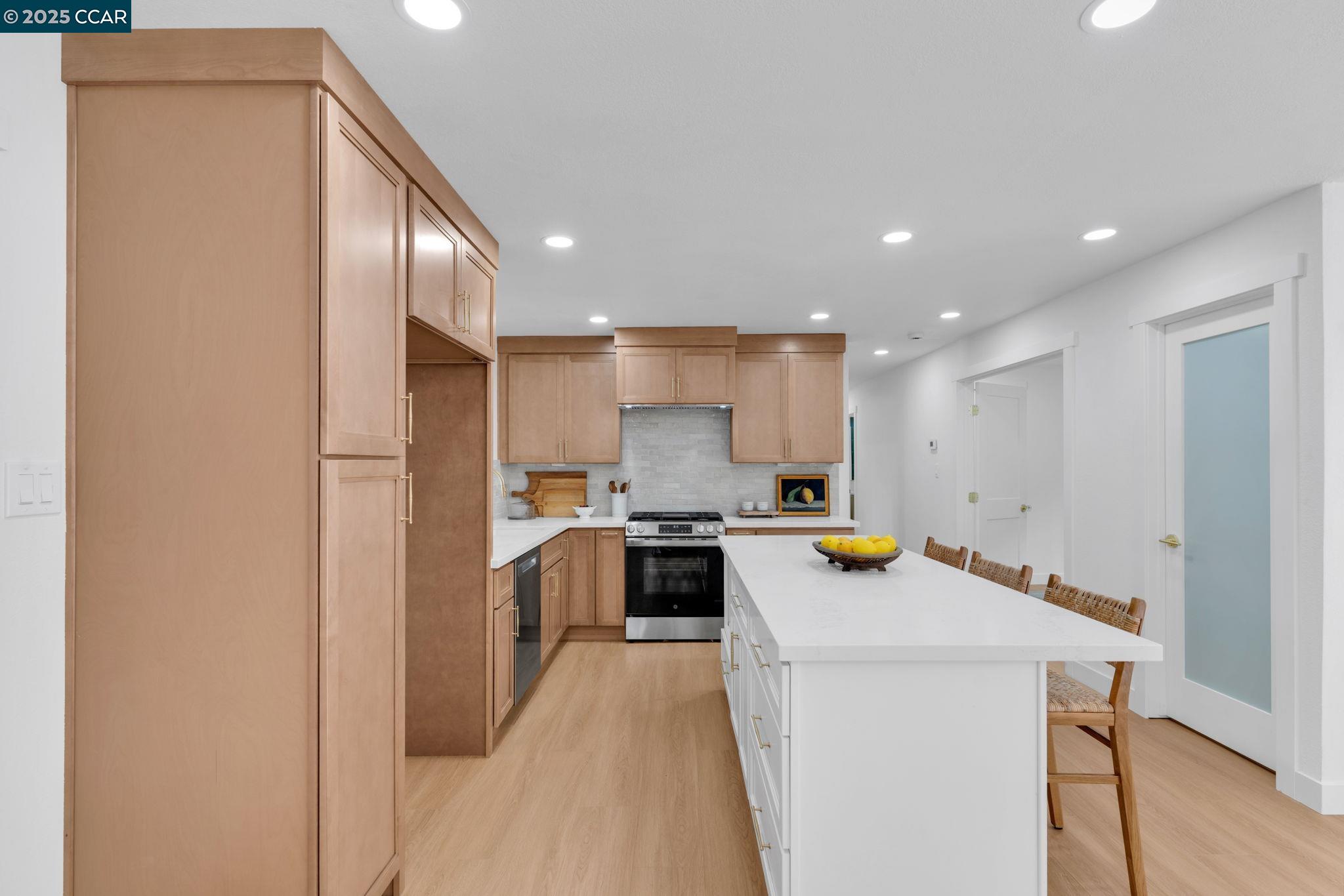 Detail Gallery Image 4 of 21 For 421 Roanoke Dr, Martinez,  CA 94553 - 3 Beds | 2 Baths