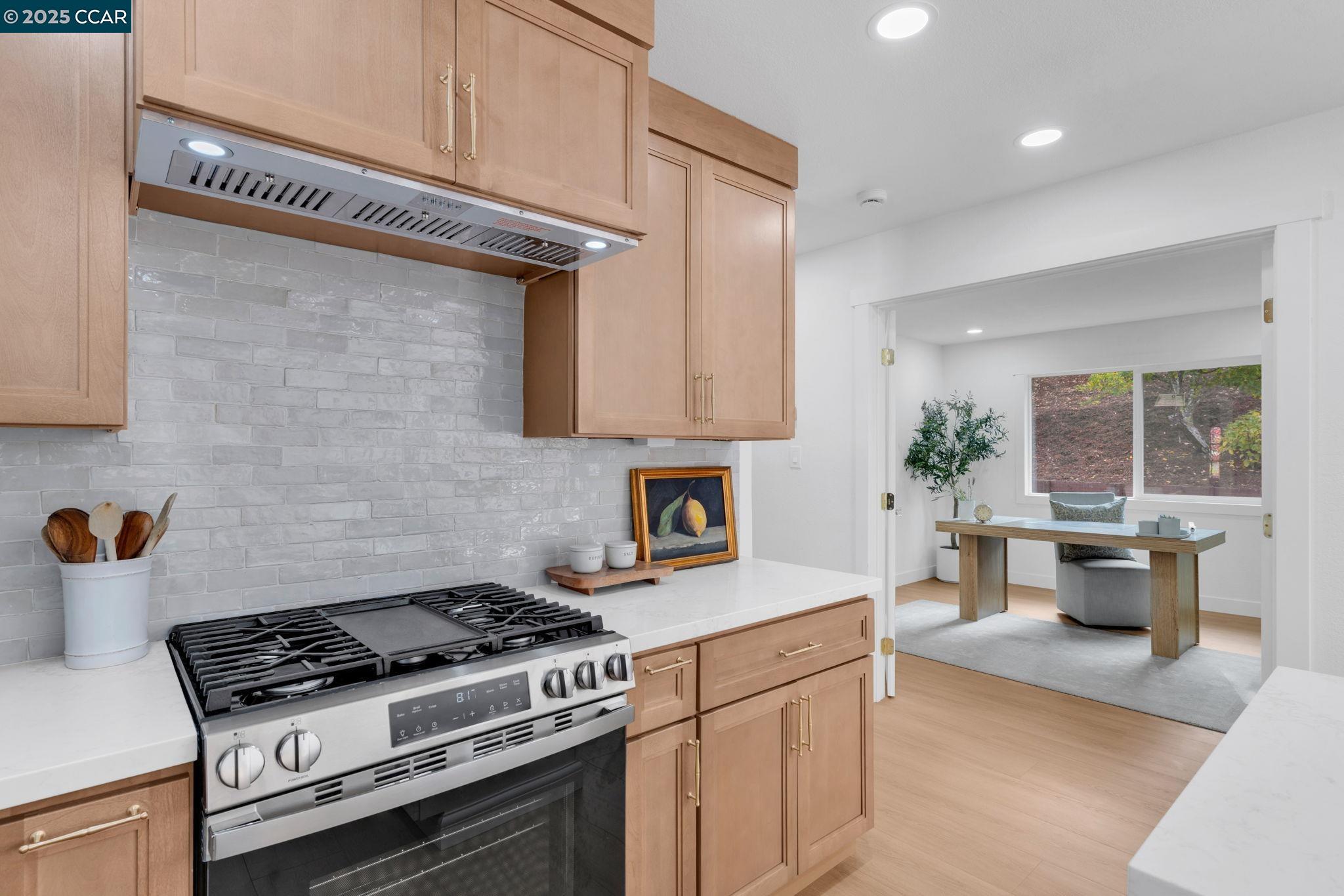 Detail Gallery Image 5 of 21 For 421 Roanoke Dr, Martinez,  CA 94553 - 3 Beds | 2 Baths