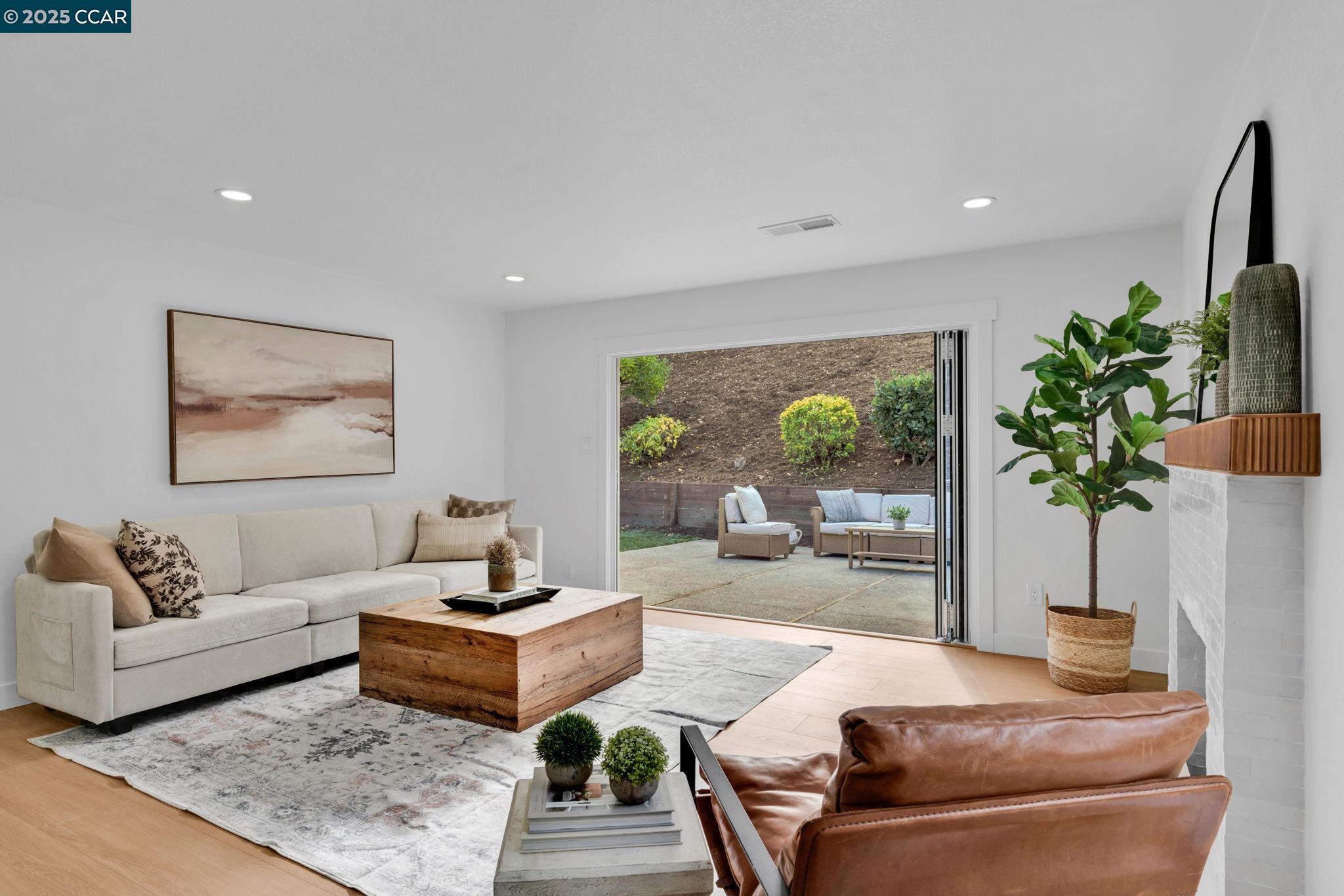 Detail Gallery Image 6 of 21 For 421 Roanoke Dr, Martinez,  CA 94553 - 3 Beds | 2 Baths