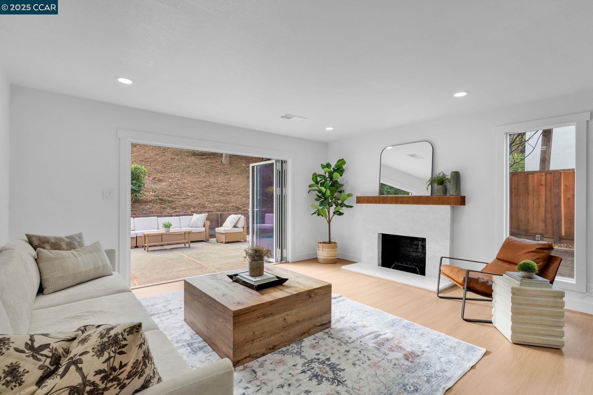 Detail Gallery Image 7 of 21 For 421 Roanoke Dr, Martinez,  CA 94553 - 3 Beds | 2 Baths