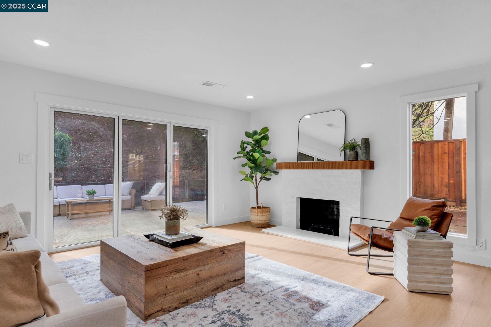 Detail Gallery Image 8 of 21 For 421 Roanoke Dr, Martinez,  CA 94553 - 3 Beds | 2 Baths