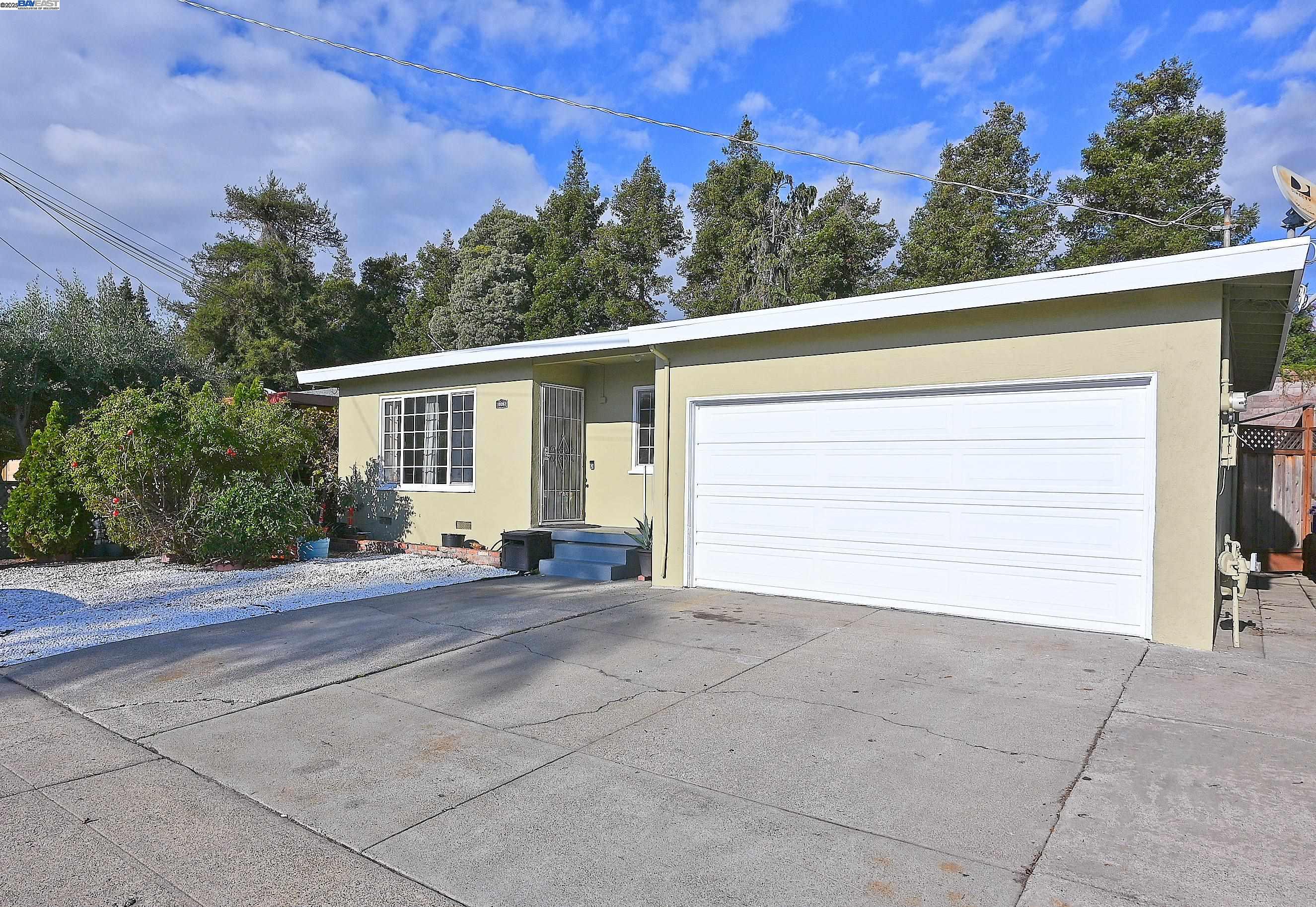 Detail Gallery Image 2 of 29 For 19092 Ricardo Ave, San Lorenzo,  CA 94541 - 5 Beds | 2/1 Baths