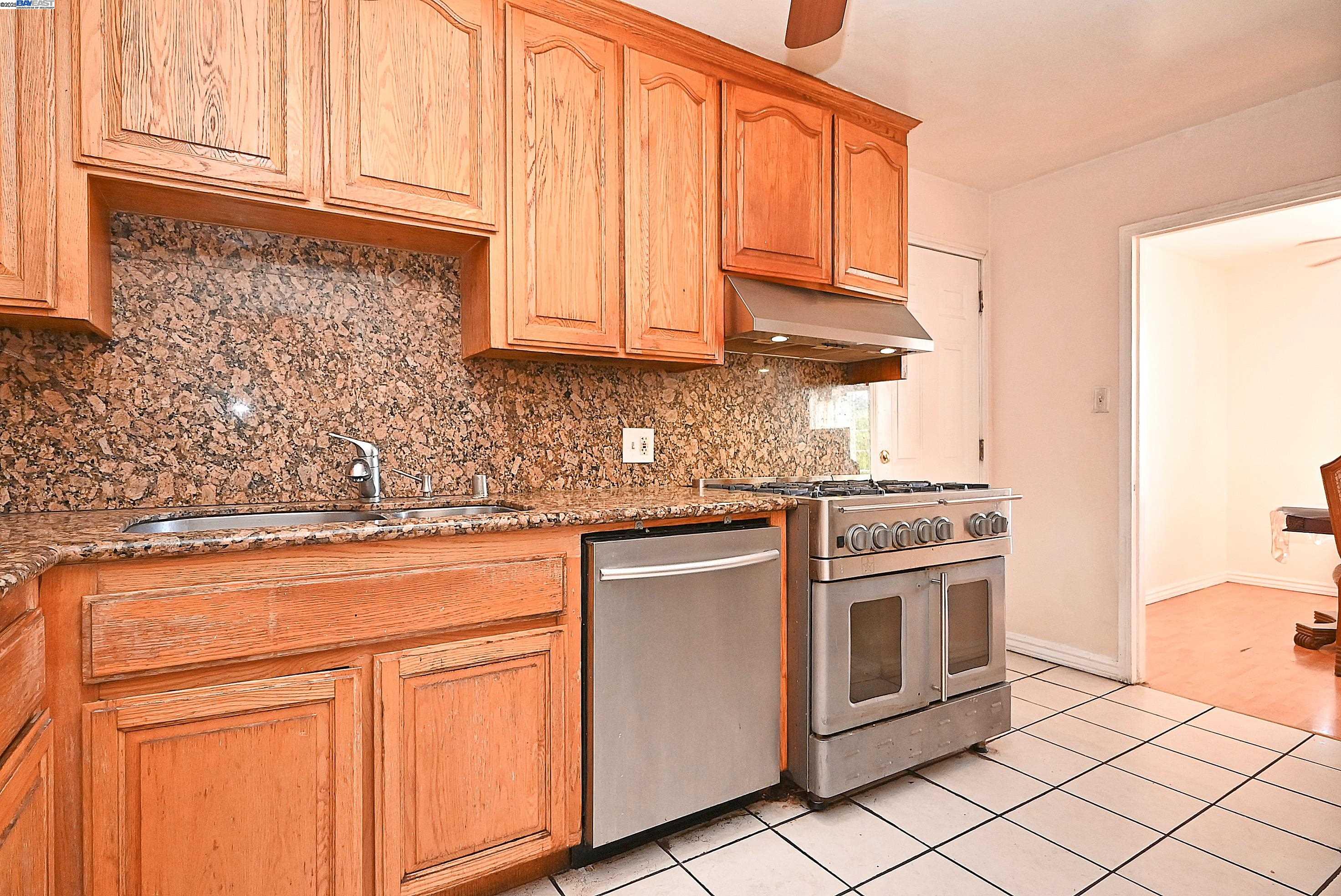 Detail Gallery Image 13 of 29 For 19092 Ricardo Ave, San Lorenzo,  CA 94541 - 5 Beds | 2/1 Baths