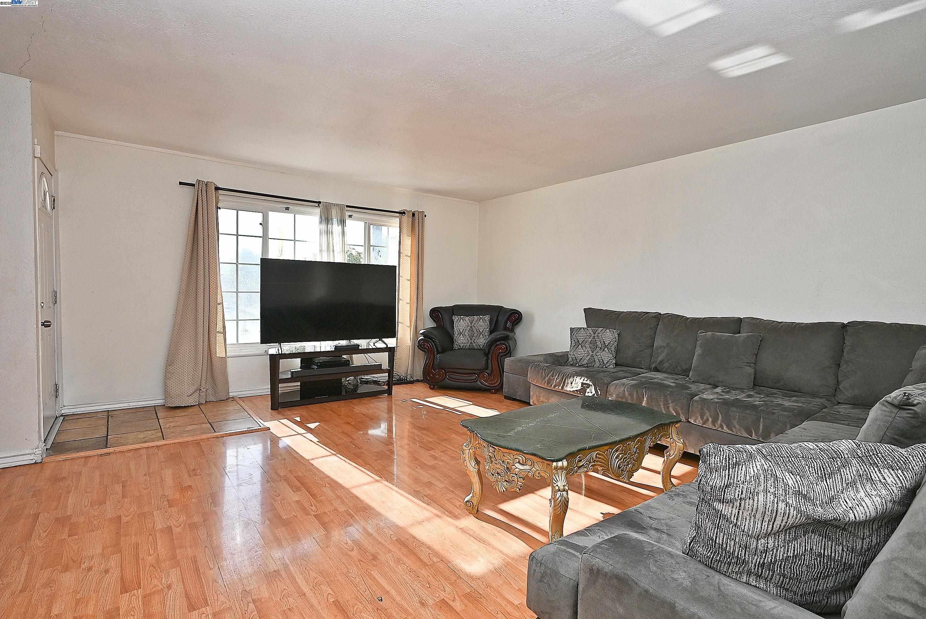 Detail Gallery Image 5 of 29 For 19092 Ricardo Ave, San Lorenzo,  CA 94541 - 5 Beds | 2/1 Baths