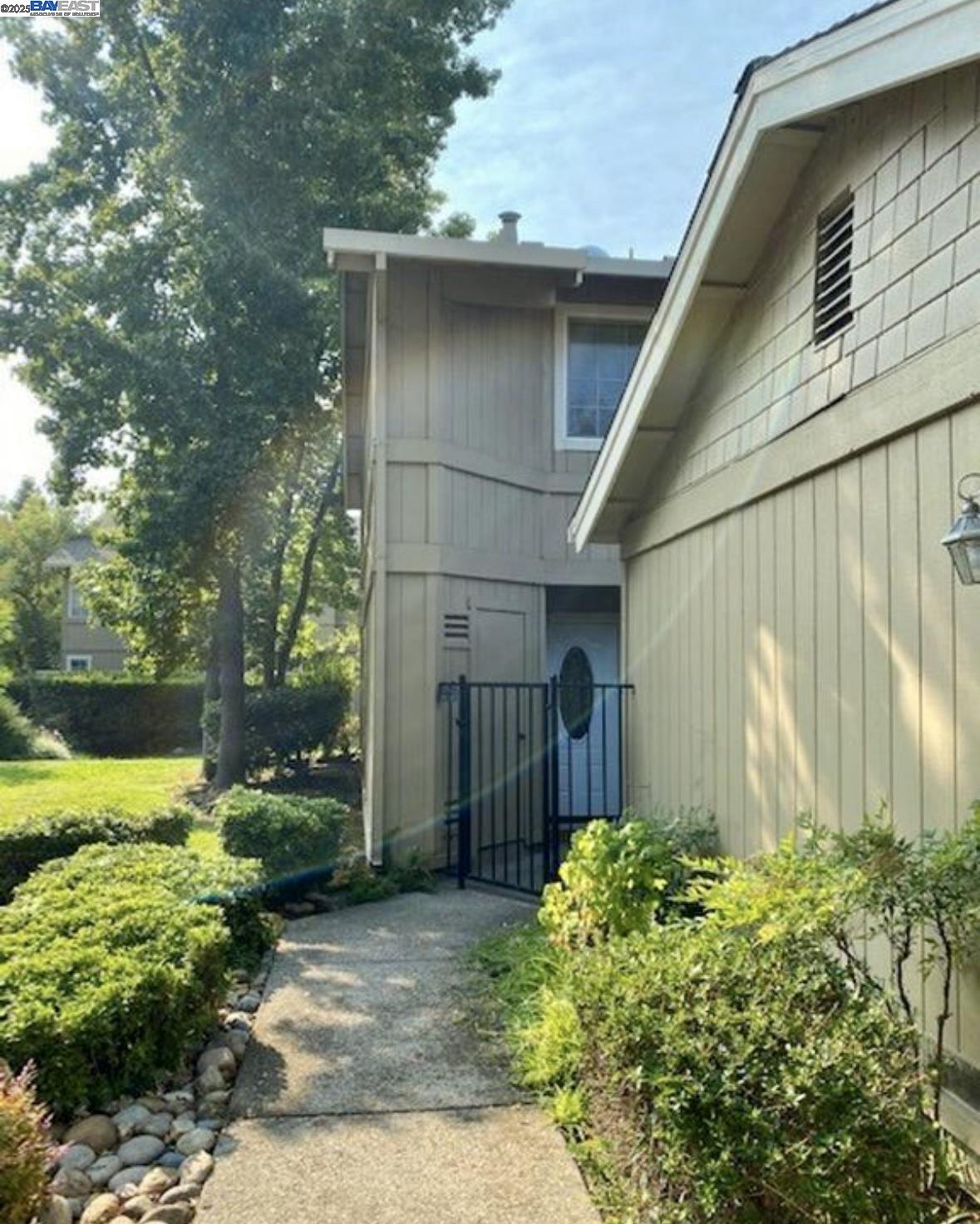 Detail Gallery Image 3 of 14 For 4207 Sheldon Circle, Pleasanton,  CA 94588 - 2 Beds | 2/1 Baths