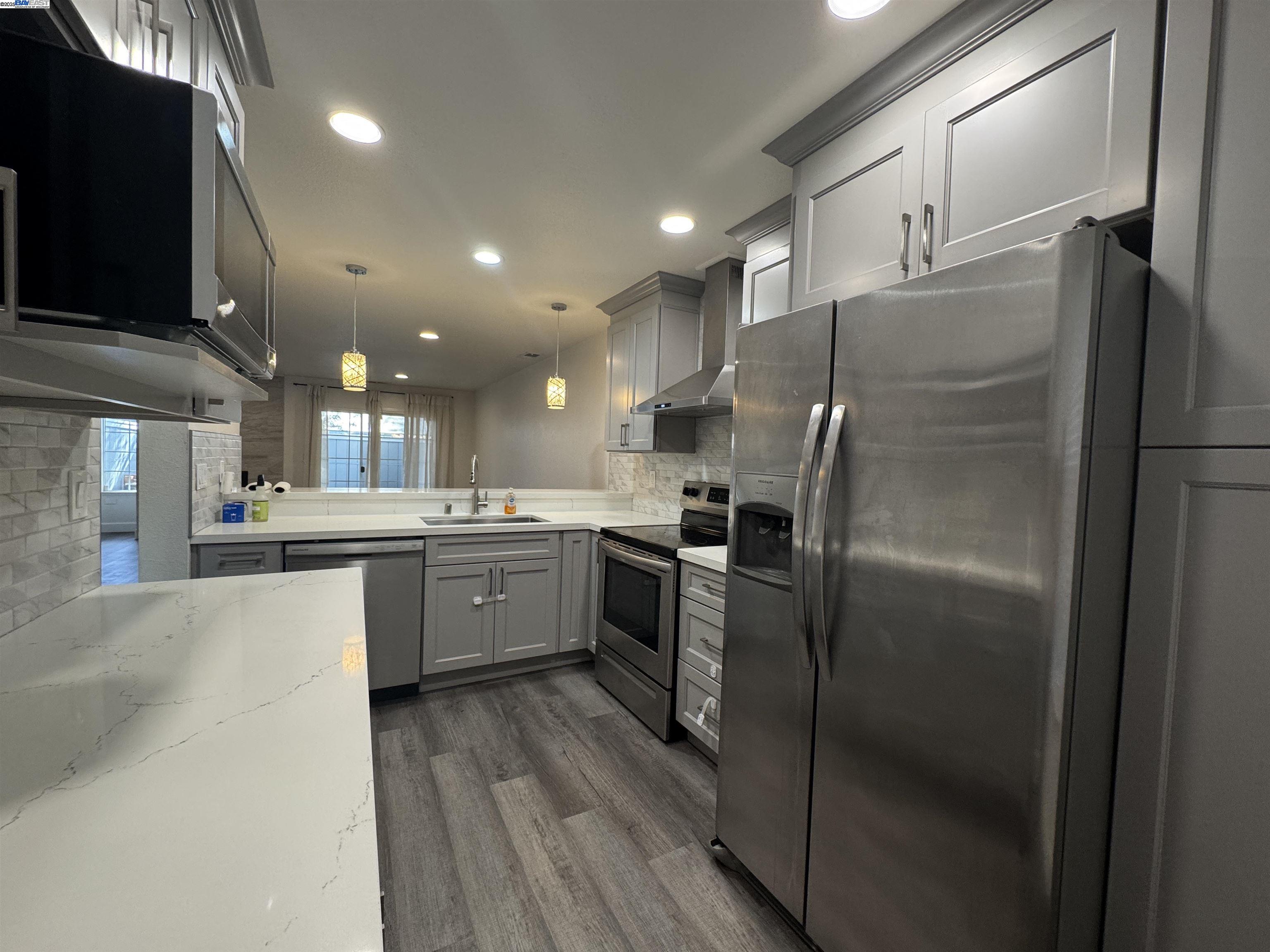 Detail Gallery Image 4 of 14 For 4207 Sheldon Circle, Pleasanton,  CA 94588 - 2 Beds | 2/1 Baths