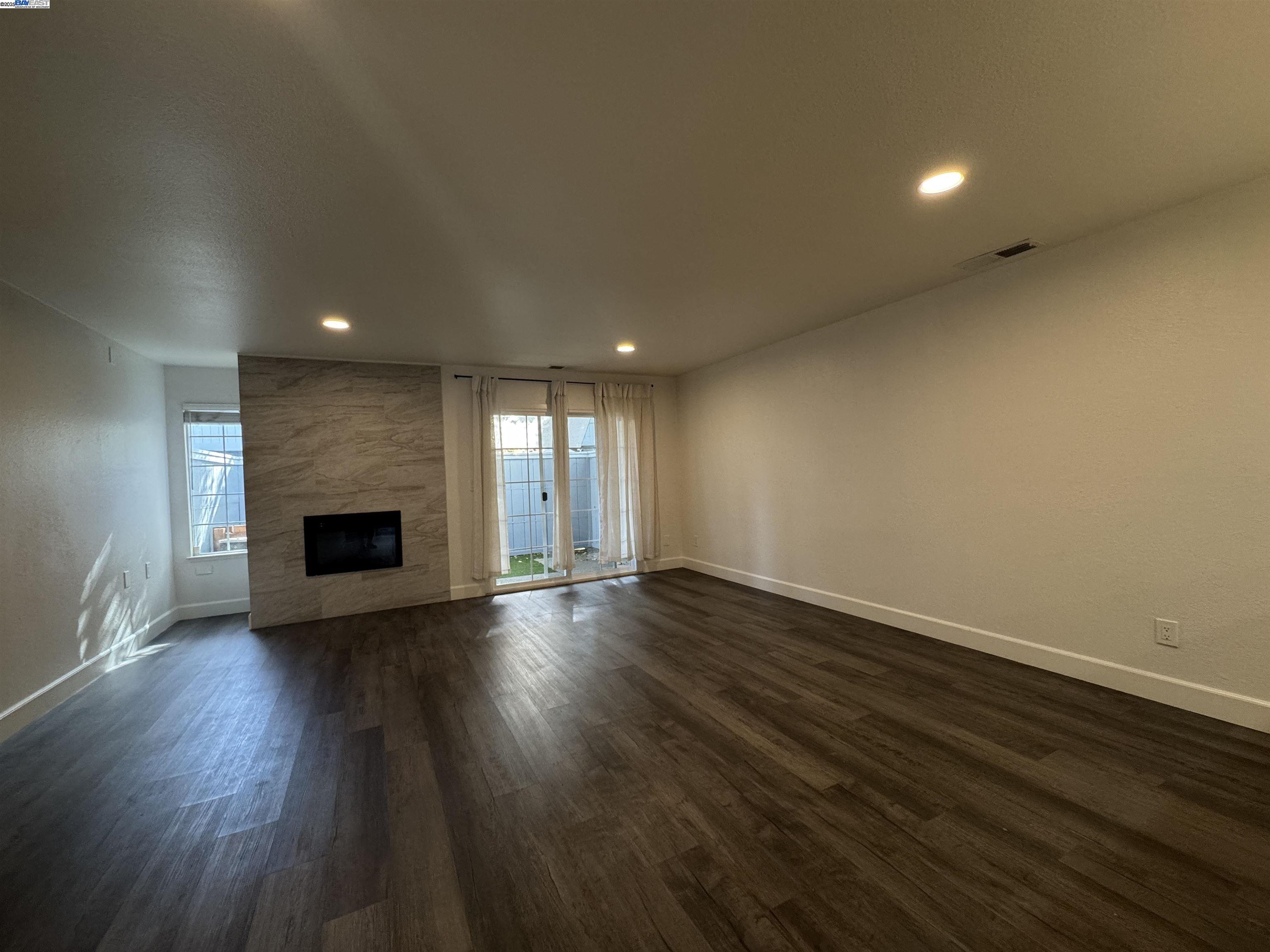 Detail Gallery Image 7 of 14 For 4207 Sheldon Circle, Pleasanton,  CA 94588 - 2 Beds | 2/1 Baths