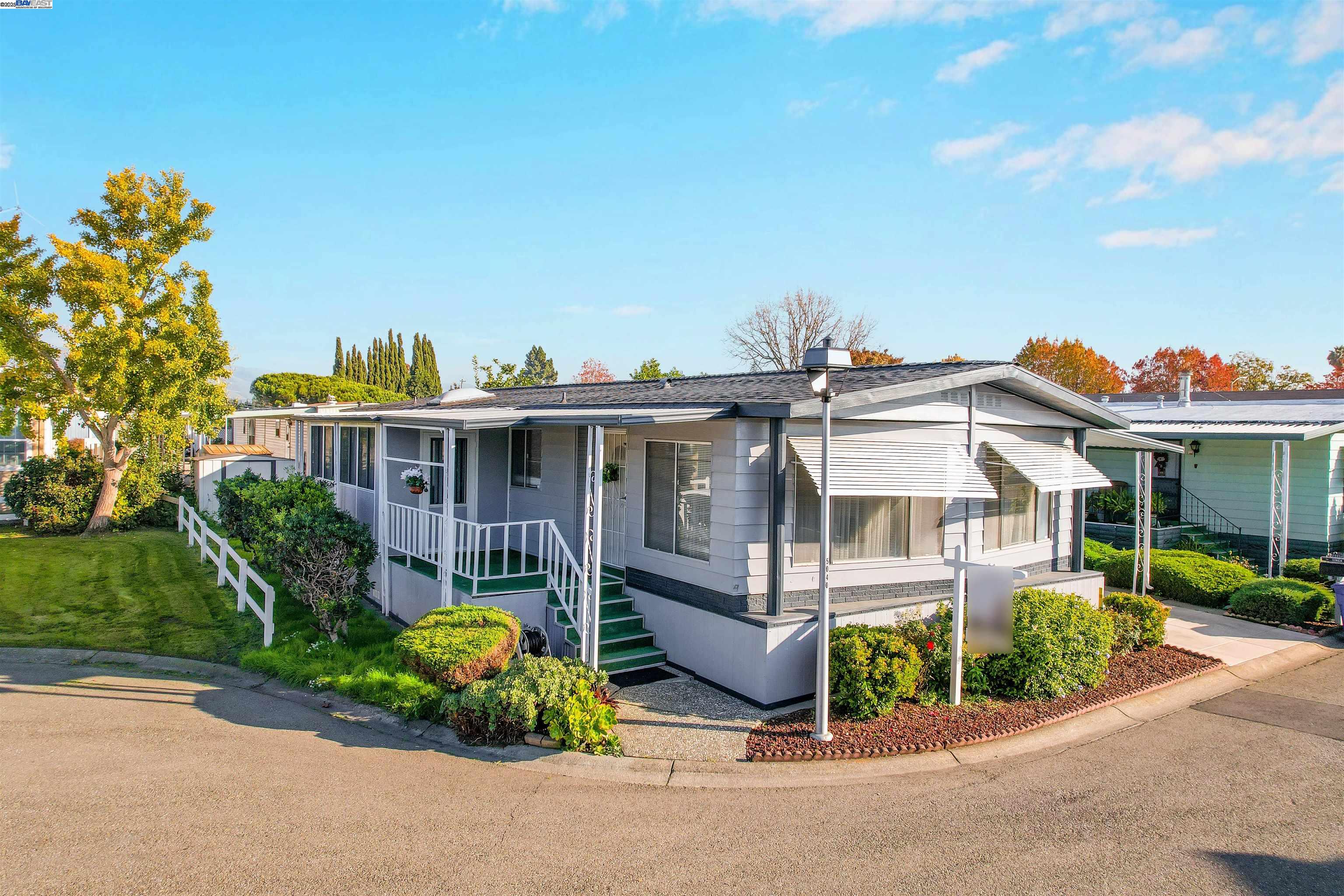 Detail Gallery Image 2 of 52 For 29050 S Westminster, Hayward,  CA 94544 - 2 Beds | 2 Baths