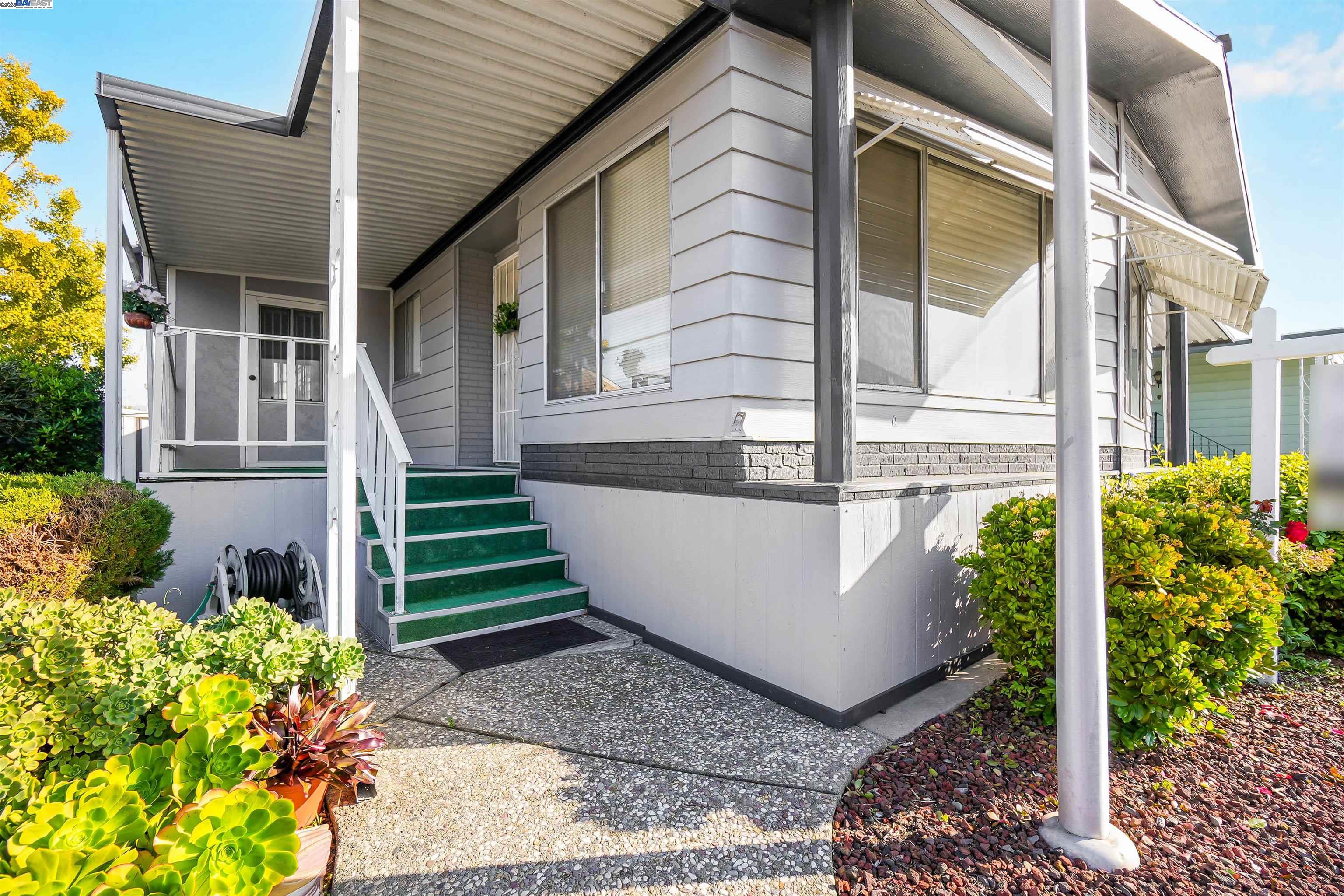 Detail Gallery Image 3 of 52 For 29050 S Westminster, Hayward,  CA 94544 - 2 Beds | 2 Baths