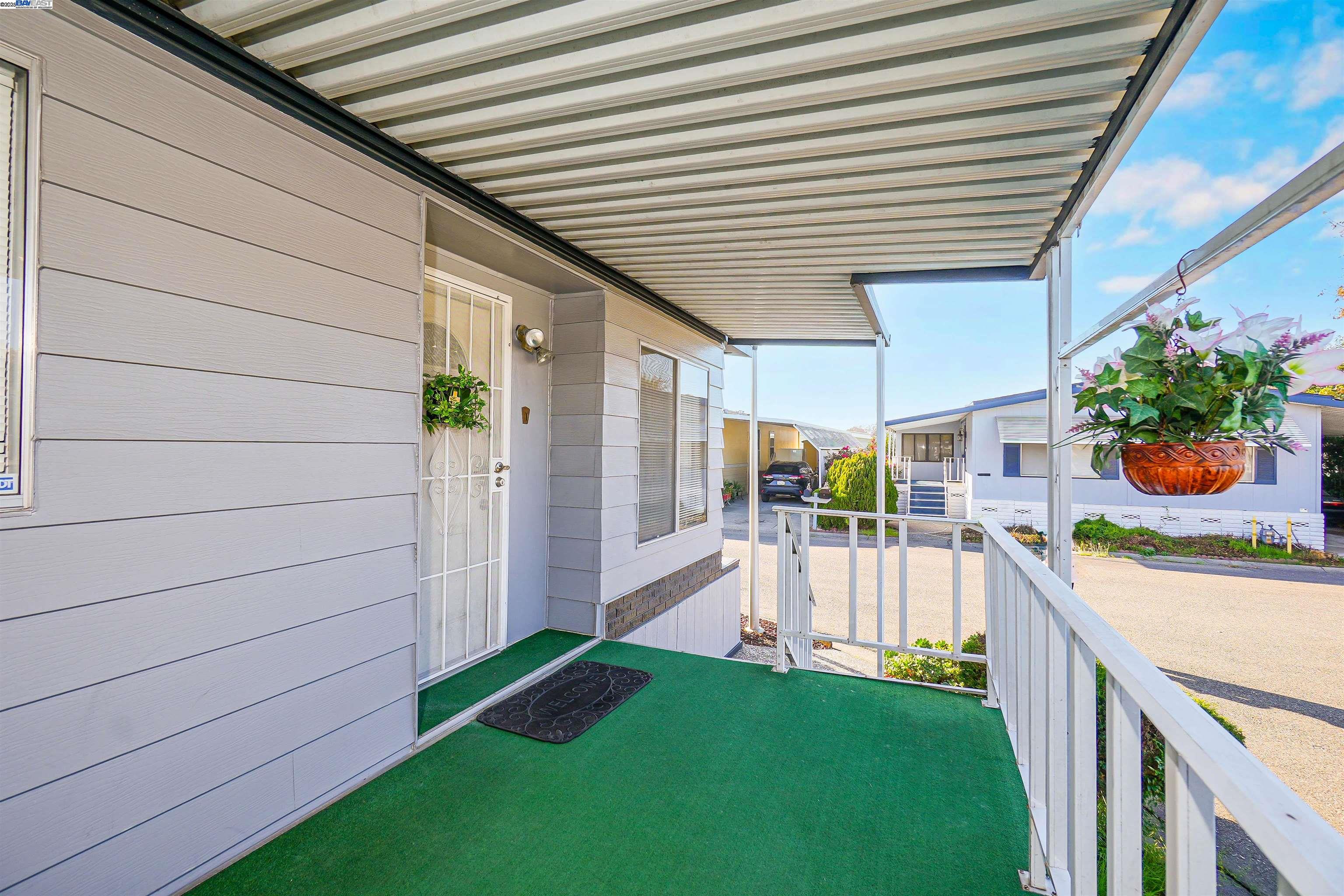 Detail Gallery Image 5 of 52 For 29050 S Westminster, Hayward,  CA 94544 - 2 Beds | 2 Baths