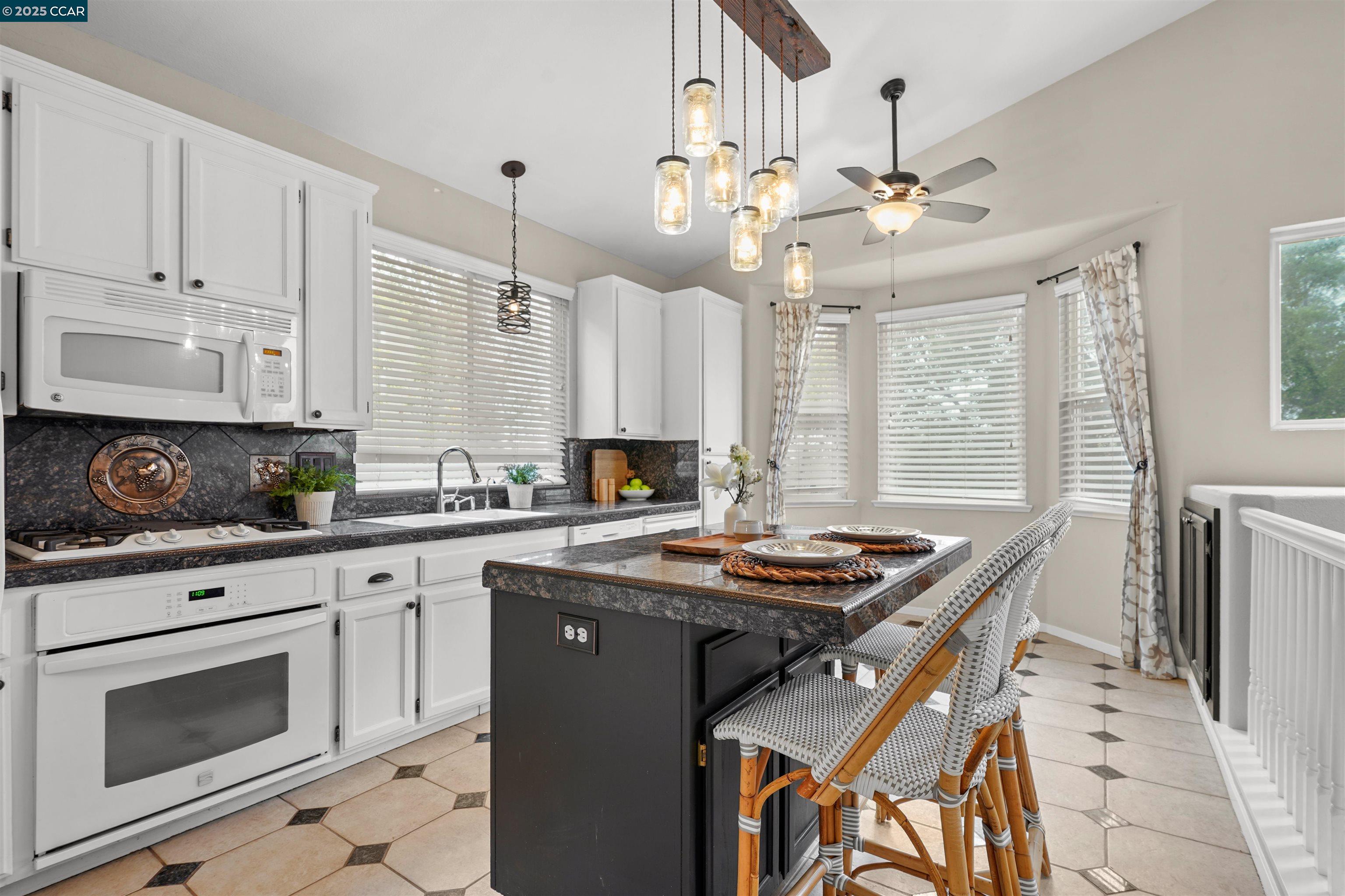 Detail Gallery Image 8 of 38 For 2063 Bluerock Ct, Concord,  CA 94521-1672 - 3 Beds | 2 Baths