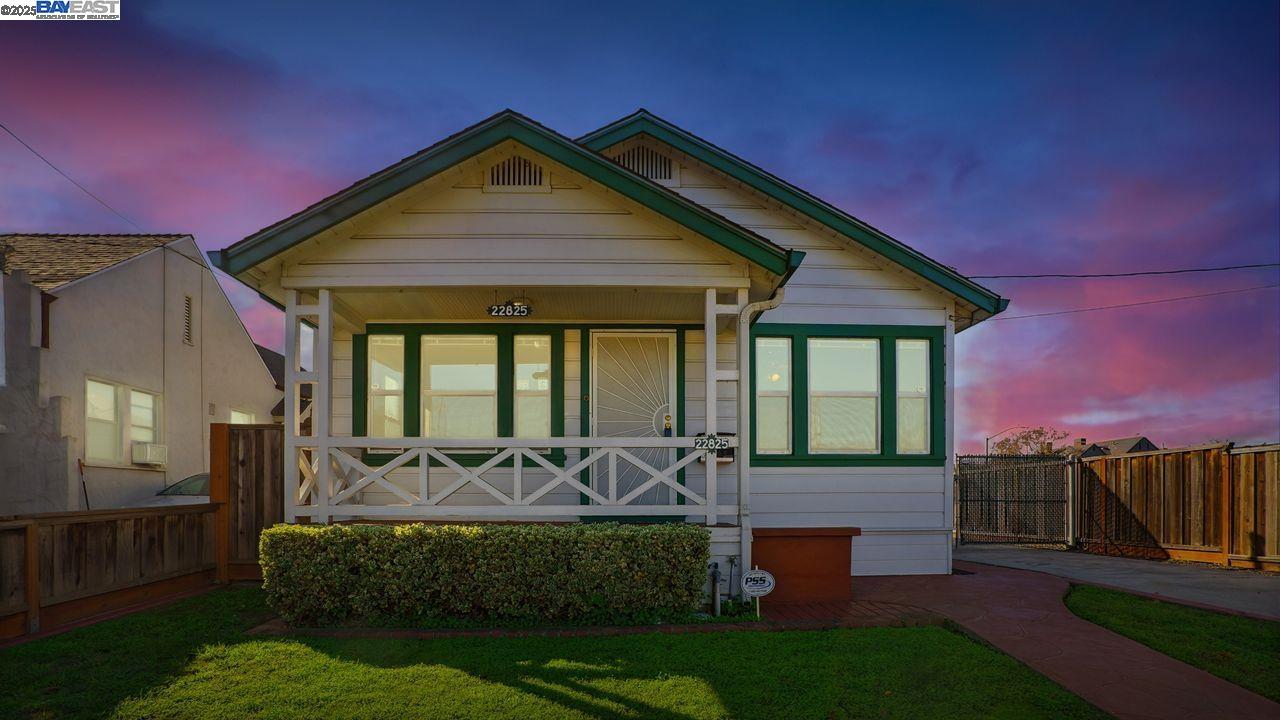 Detail Gallery Image 2 of 40 For 22825 Watkins St, Hayward,  CA 94541 - 3 Beds | 1 Baths