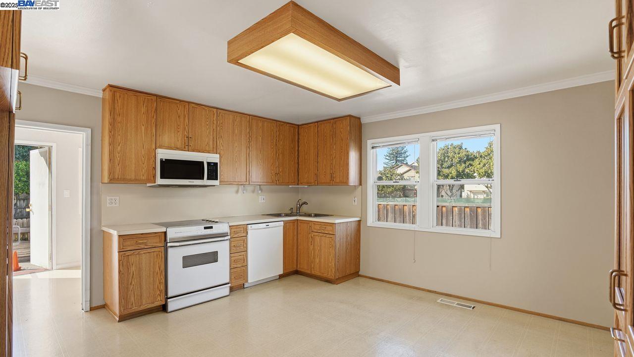 Detail Gallery Image 11 of 40 For 22825 Watkins St, Hayward,  CA 94541 - 3 Beds | 1 Baths